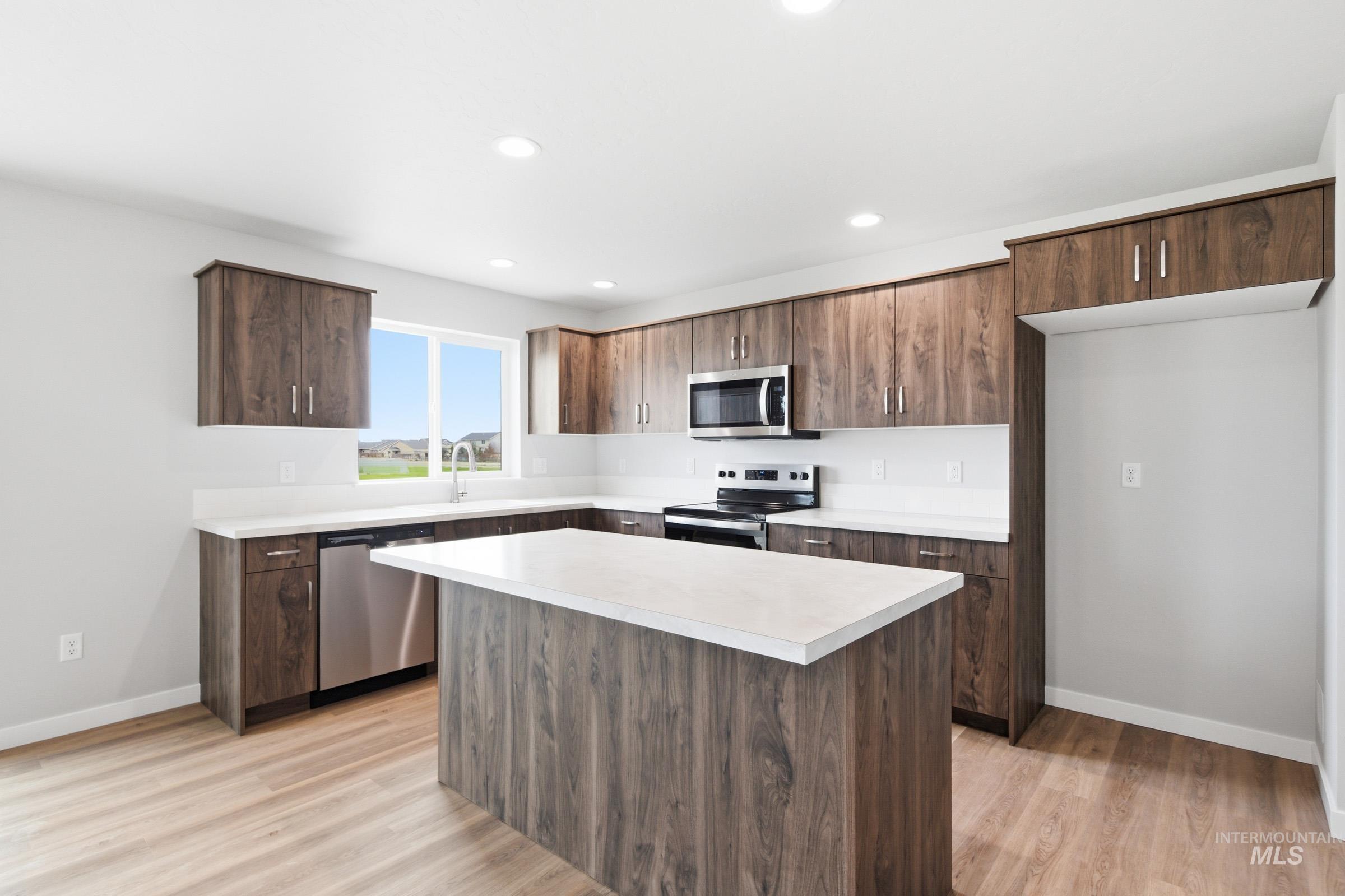 1070 Woods Bog Ave, Middleton, Idaho 83644, 5 Bedrooms, 3 Bathrooms, Residential For Sale, Price $549,990, 98979910