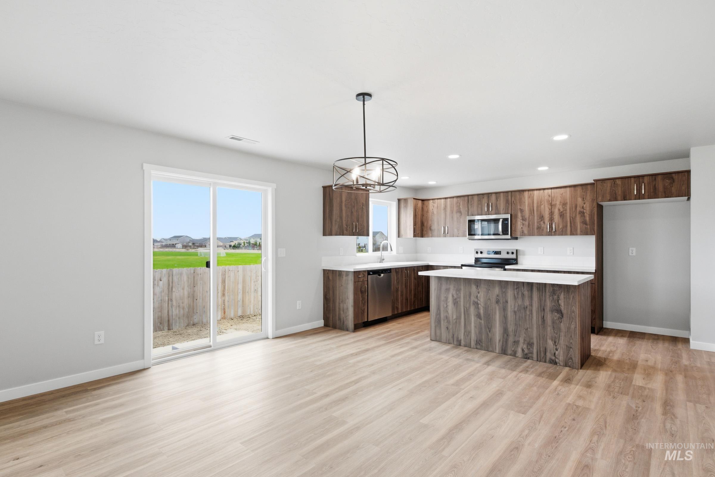 1070 Woods Bog Ave, Middleton, Idaho 83644, 5 Bedrooms, 3 Bathrooms, Residential For Sale, Price $549,990, 98979910