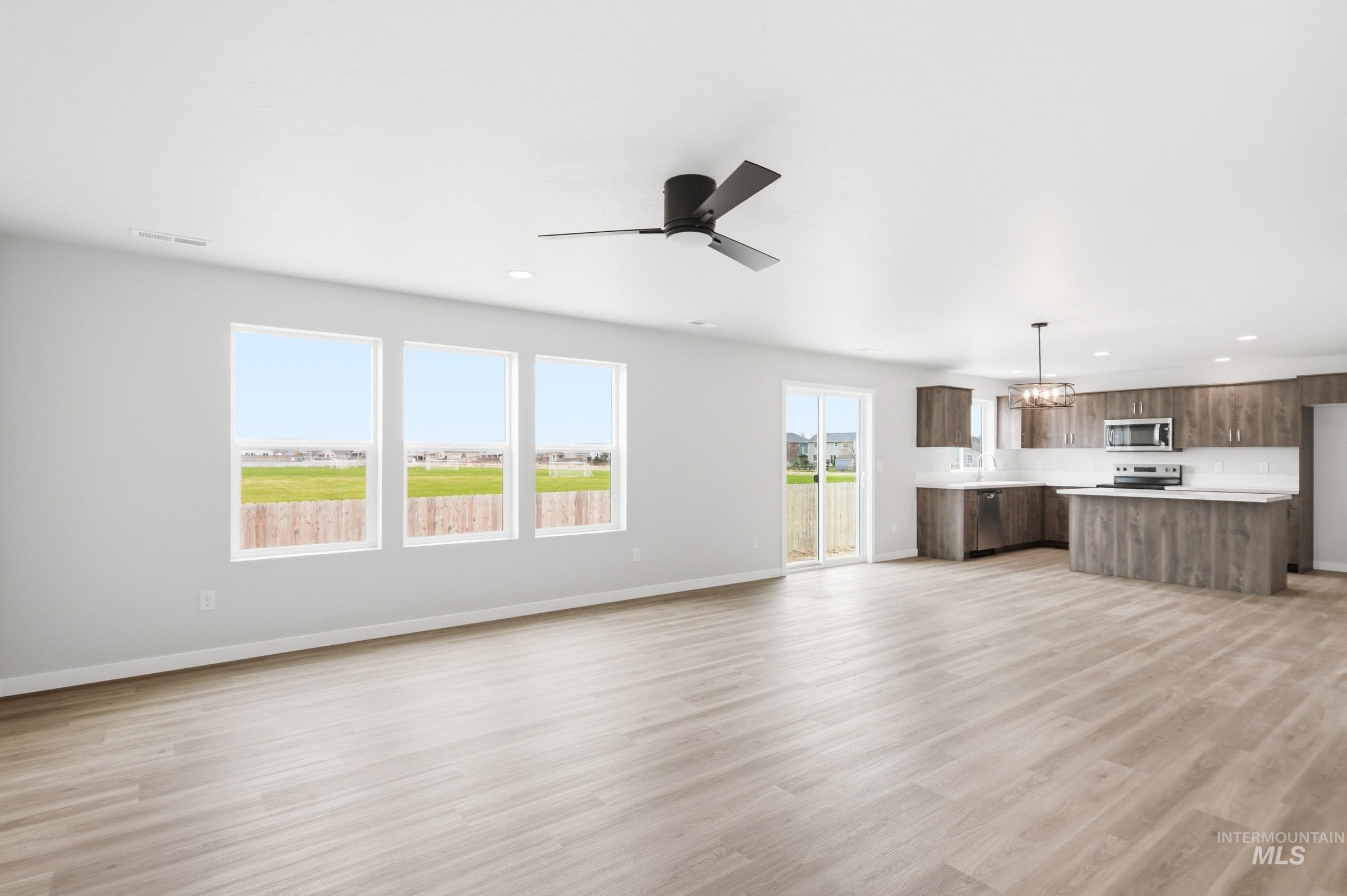 1070 Woods Bog Ave, Middleton, Idaho 83644, 5 Bedrooms, 3 Bathrooms, Residential For Sale, Price $549,990, 98979910