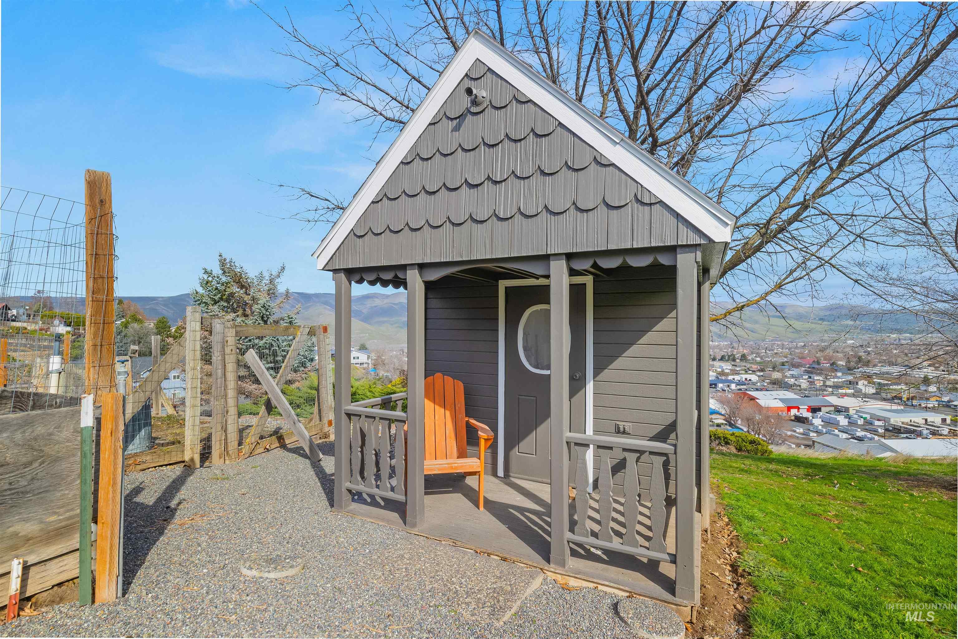 1744 Valleyview Drive, Clarkston, Washington 99403, 5 Bedrooms, 3.5 Bathrooms, Residential For Sale, Price $878,000, 98979953