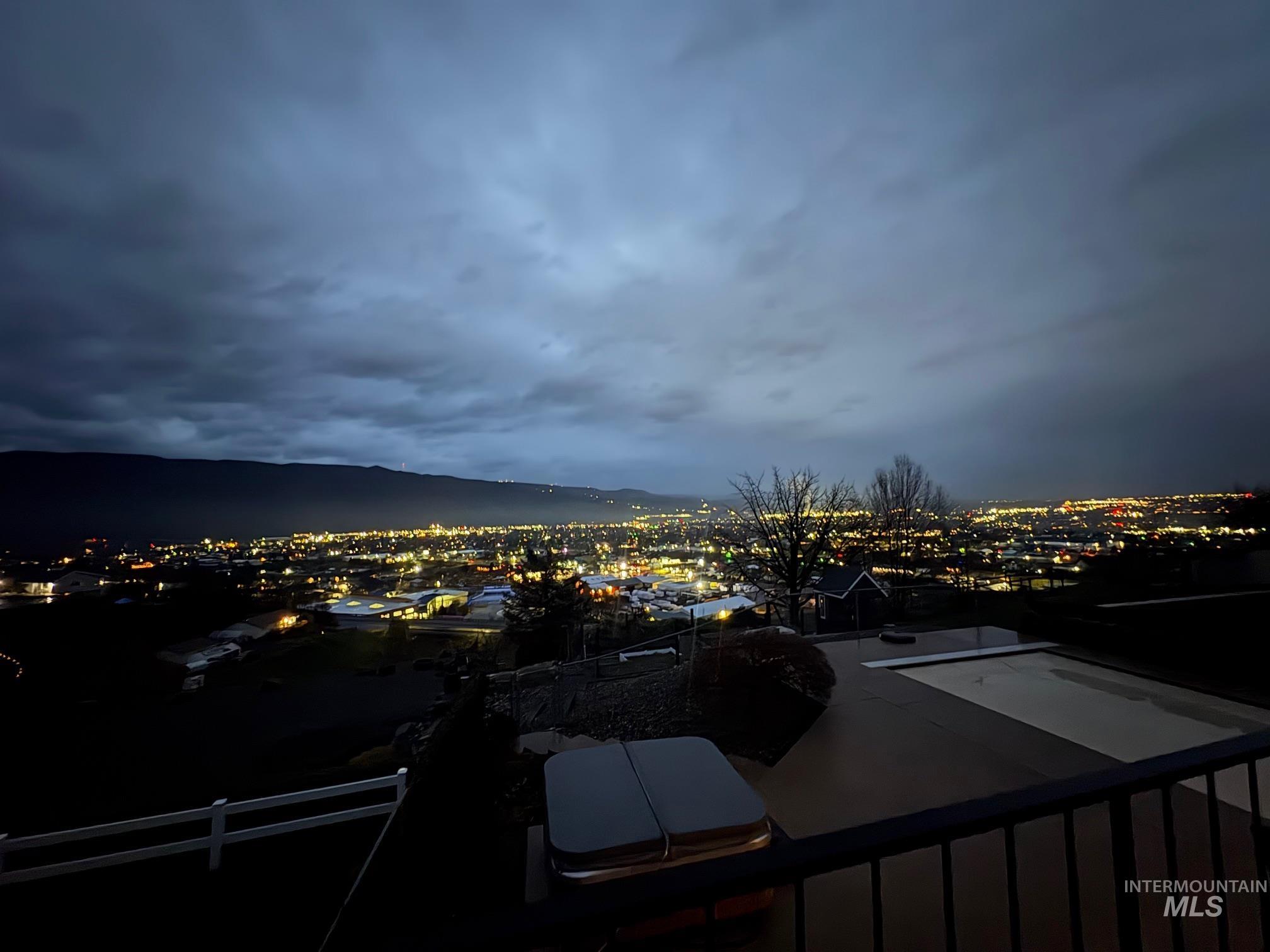 1744 Valleyview Drive, Clarkston, Washington 99403, 5 Bedrooms, 3.5 Bathrooms, Residential For Sale, Price $878,000, 98979953