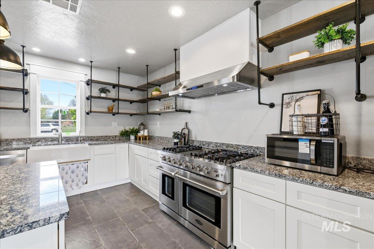 1750 American Legion Blvd, Mountain Home, Idaho 83647-3132, 3 Bedrooms, 2.5 Bathrooms, Residential For Sale, Price $449,900,MLS 98979964