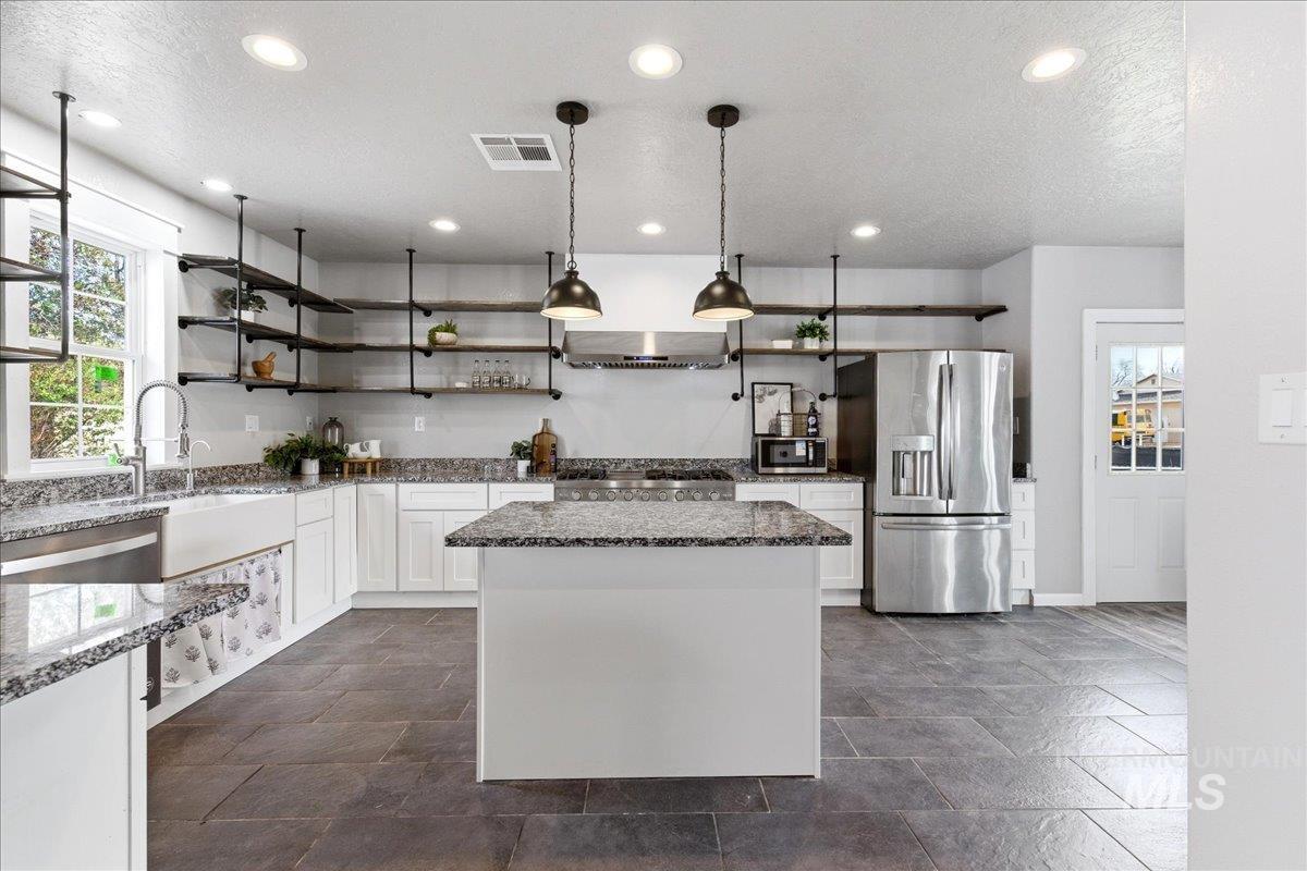 1750 American Legion Blvd, Mountain Home, Idaho 83647-3132, 3 Bedrooms, 2 Bathrooms, Residential For Sale, Price $475,000,MLS 98979964