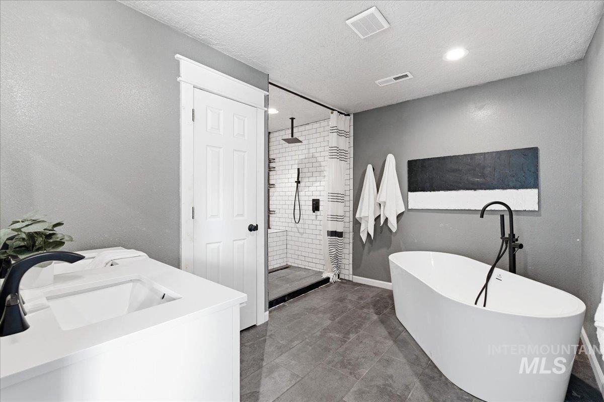 1750 American Legion Blvd, Mountain Home, Idaho 83647-3132, 3 Bedrooms, 2 Bathrooms, Residential For Sale, Price $475,000,MLS 98979964