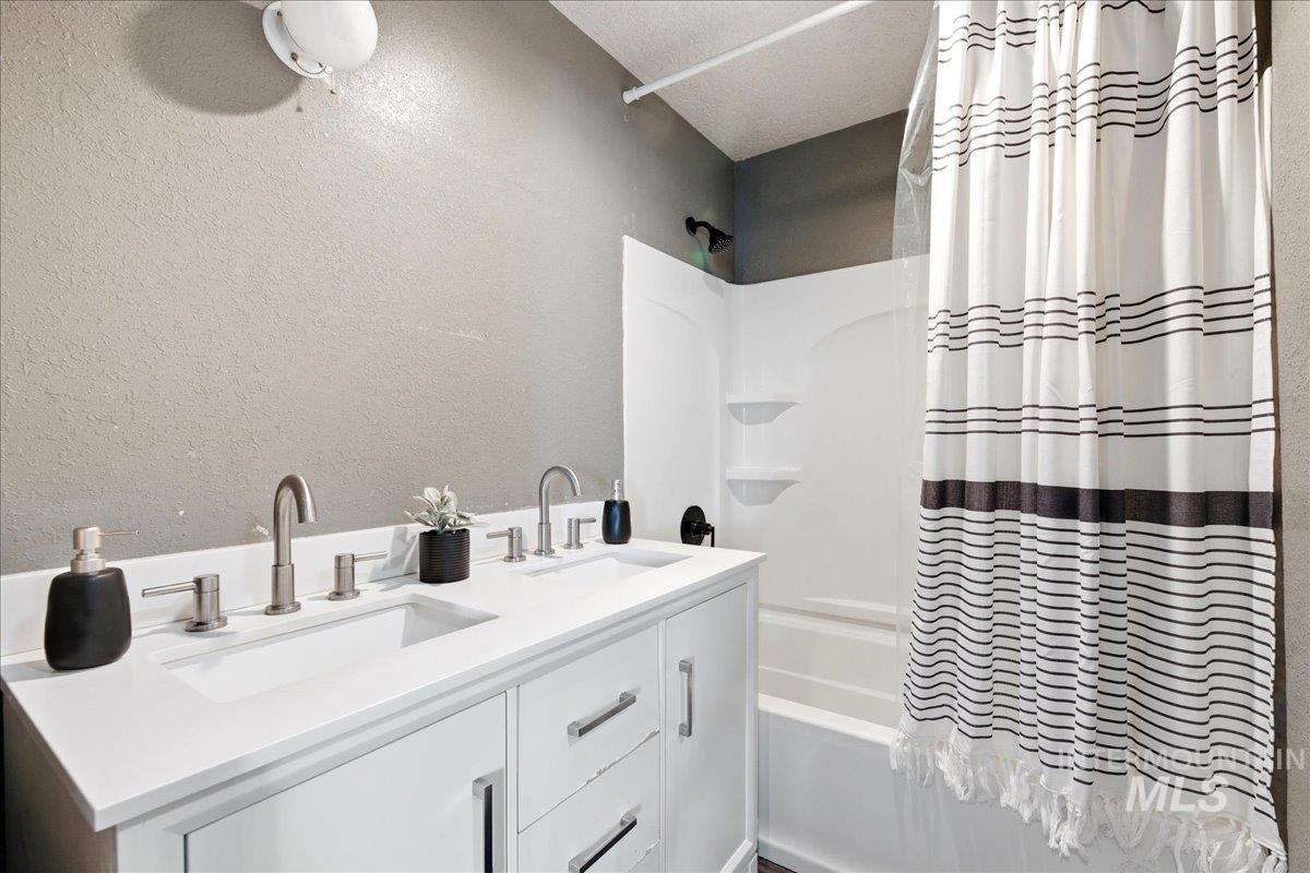 1750 American Legion Blvd, Mountain Home, Idaho 83647-3132, 3 Bedrooms, 2 Bathrooms, Residential For Sale, Price $475,000,MLS 98979964