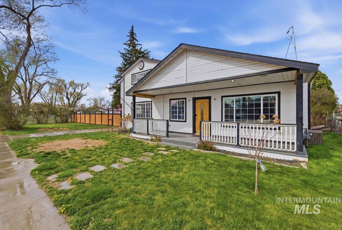 1750 American Legion Blvd, Mountain Home, Idaho 83647-3132, 3 Bedrooms, 2 Bathrooms, Residential For Sale, Price $475,000,MLS 98979964