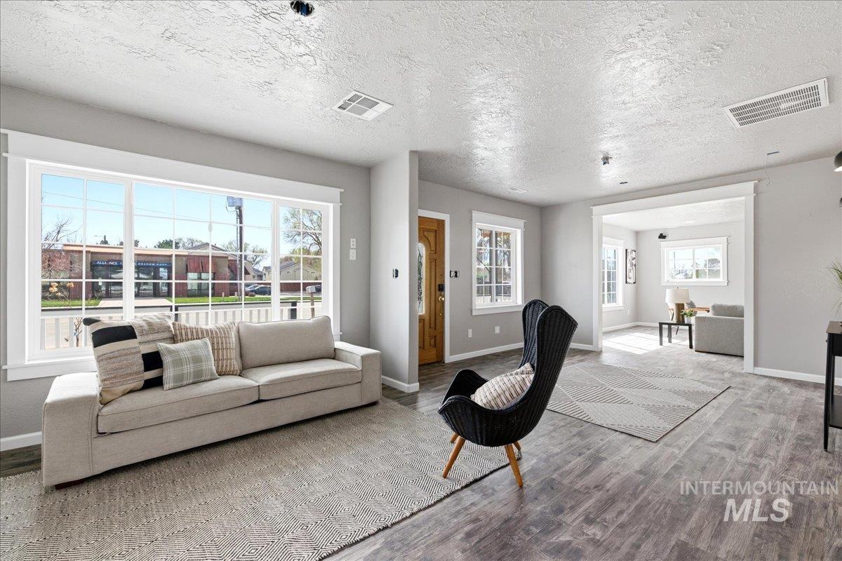 1750 American Legion Blvd, Mountain Home, Idaho 83647-3132, 3 Bedrooms, 2 Bathrooms, Residential For Sale, Price $475,000,MLS 98979964