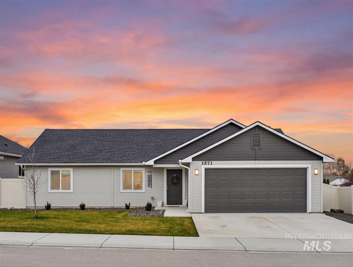 1571 Regency Way, Emmett, Idaho 83617, 3 Bedrooms, 2 Bathrooms, Residential For Sale, Price $384,000,MLS 98979992