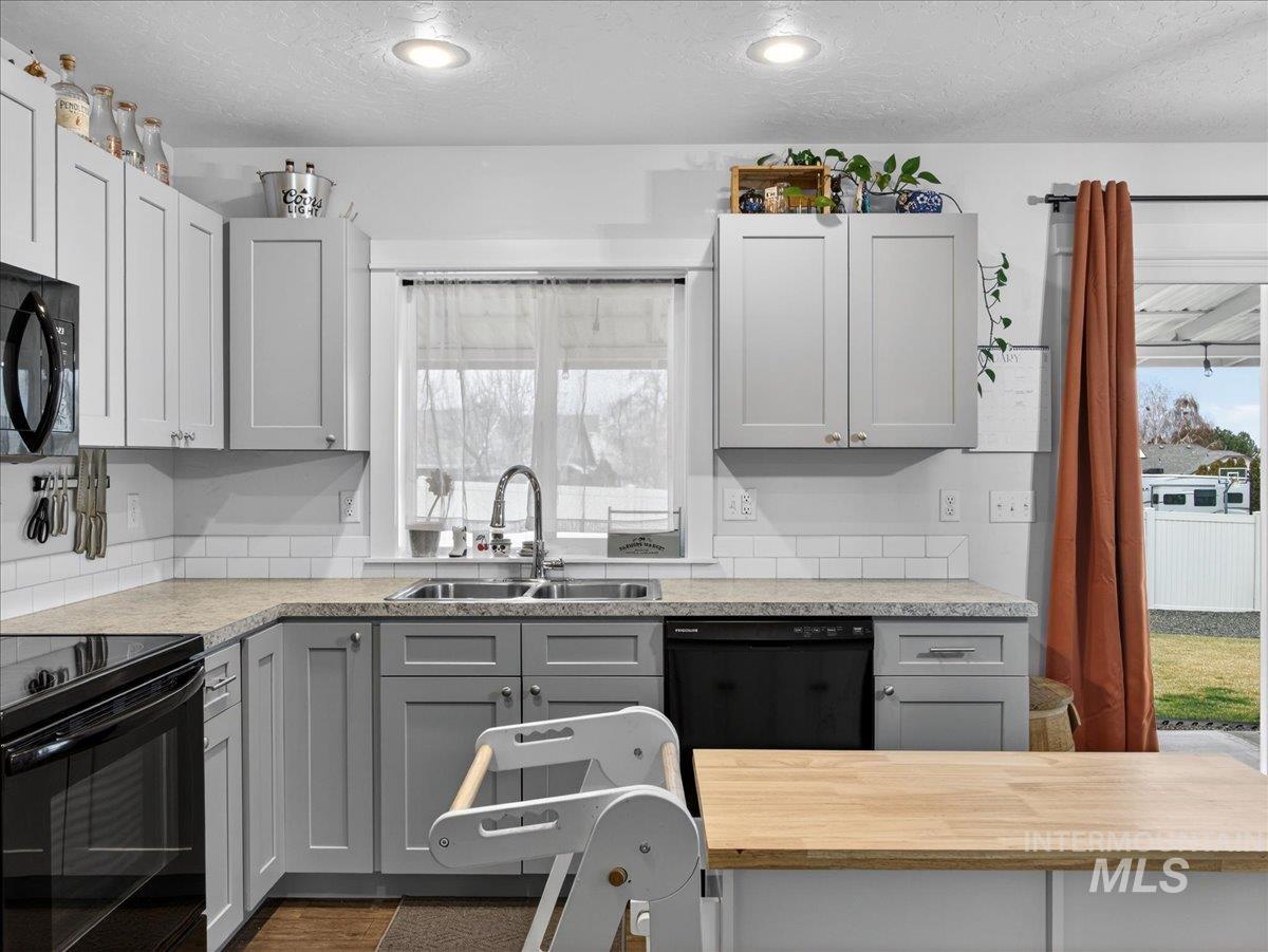 1571 Regency Way, Emmett, Idaho 83617, 3 Bedrooms, 2 Bathrooms, Residential For Sale, Price $384,000,MLS 98979992