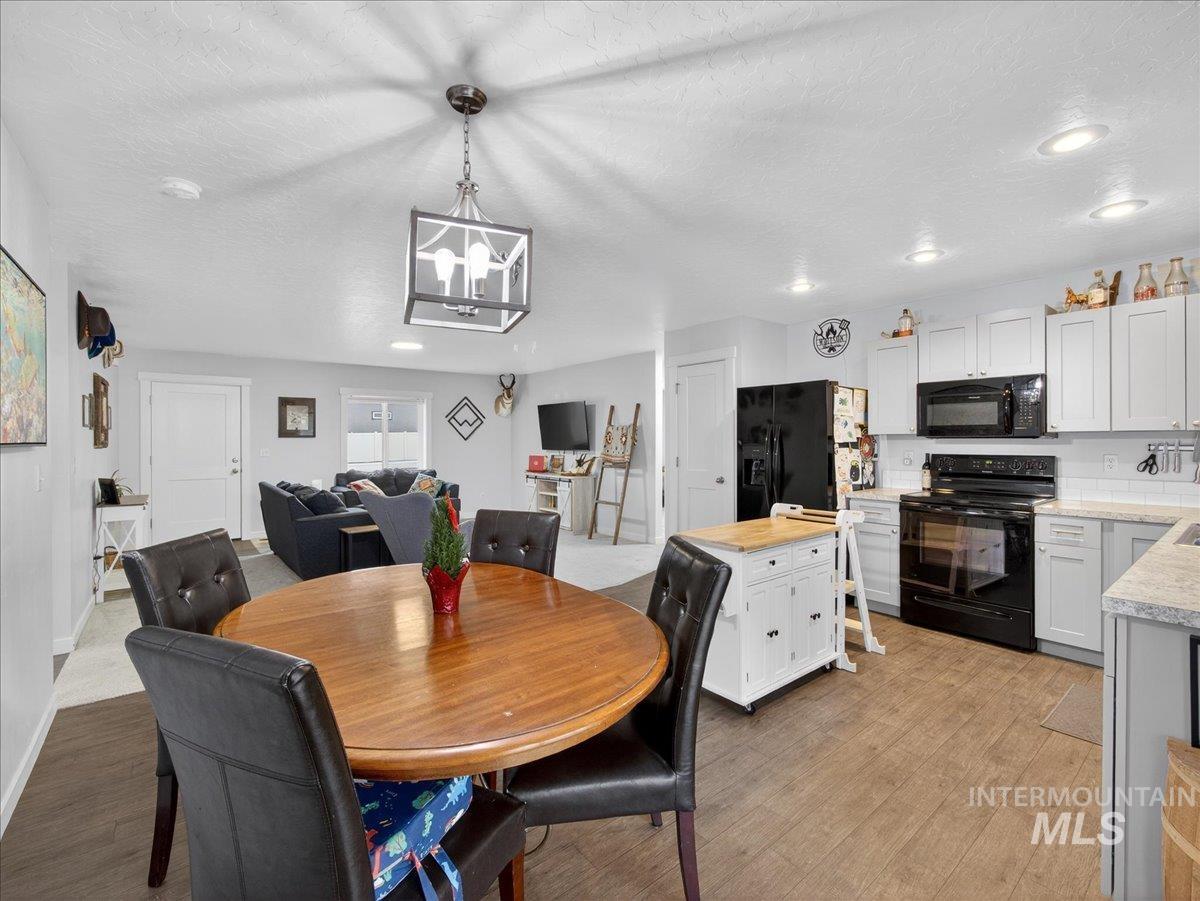 1571 Regency Way, Emmett, Idaho 83617, 3 Bedrooms, 2 Bathrooms, Residential For Sale, Price $384,000,MLS 98979992