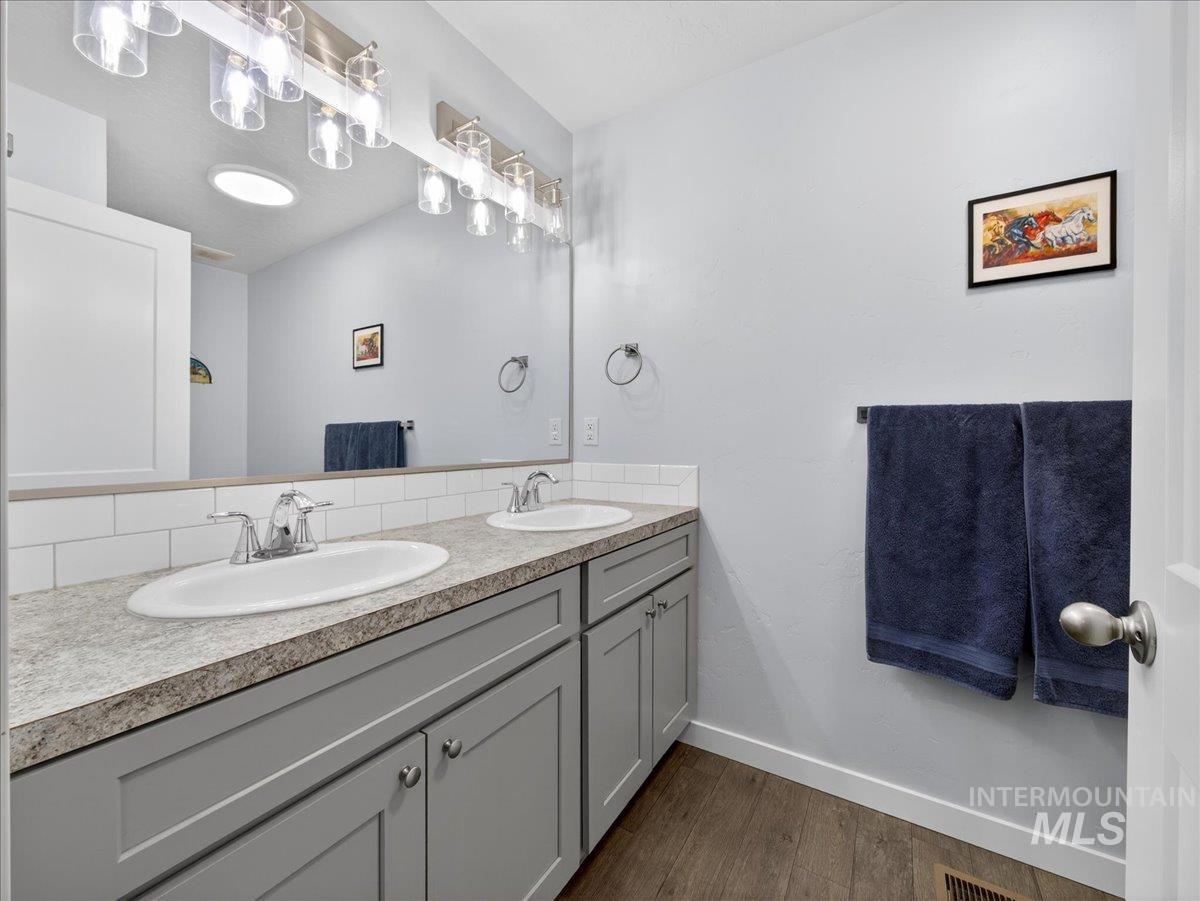 1571 Regency Way, Emmett, Idaho 83617, 3 Bedrooms, 2 Bathrooms, Residential For Sale, Price $384,000,MLS 98979992