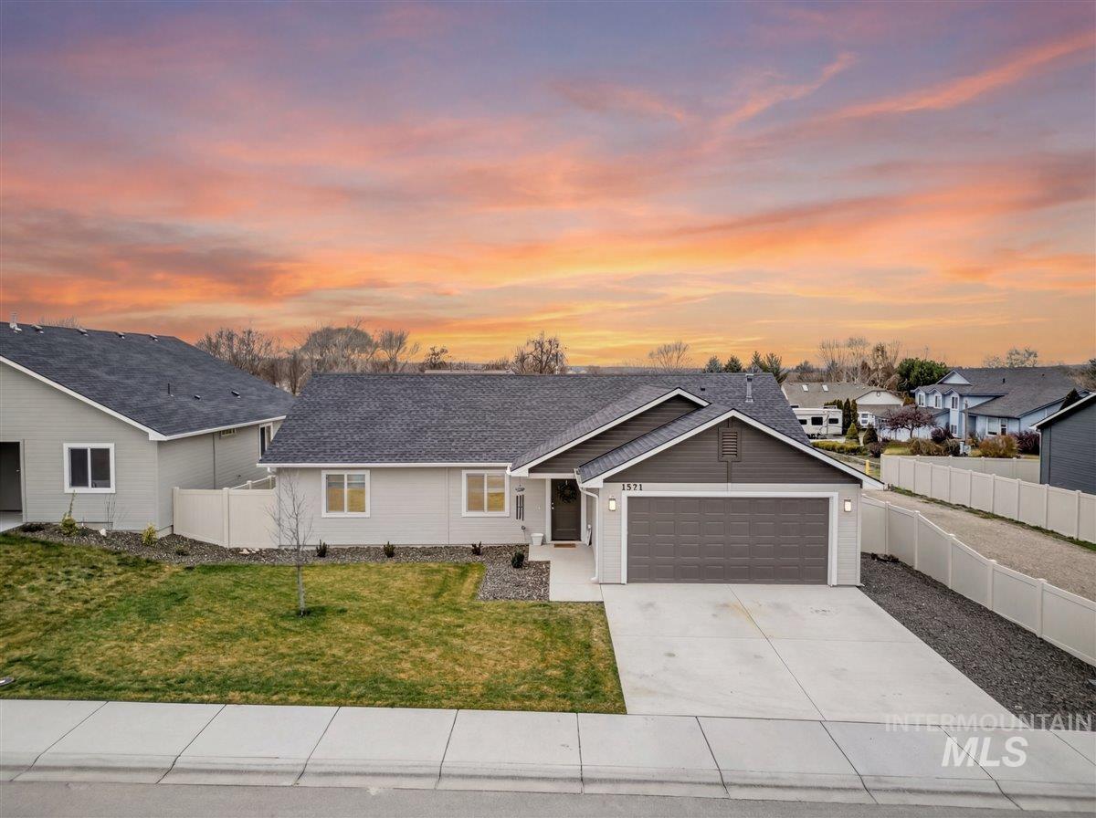 1571 Regency Way, Emmett, Idaho 83617, 3 Bedrooms, 2 Bathrooms, Residential For Sale, Price $384,000,MLS 98979992