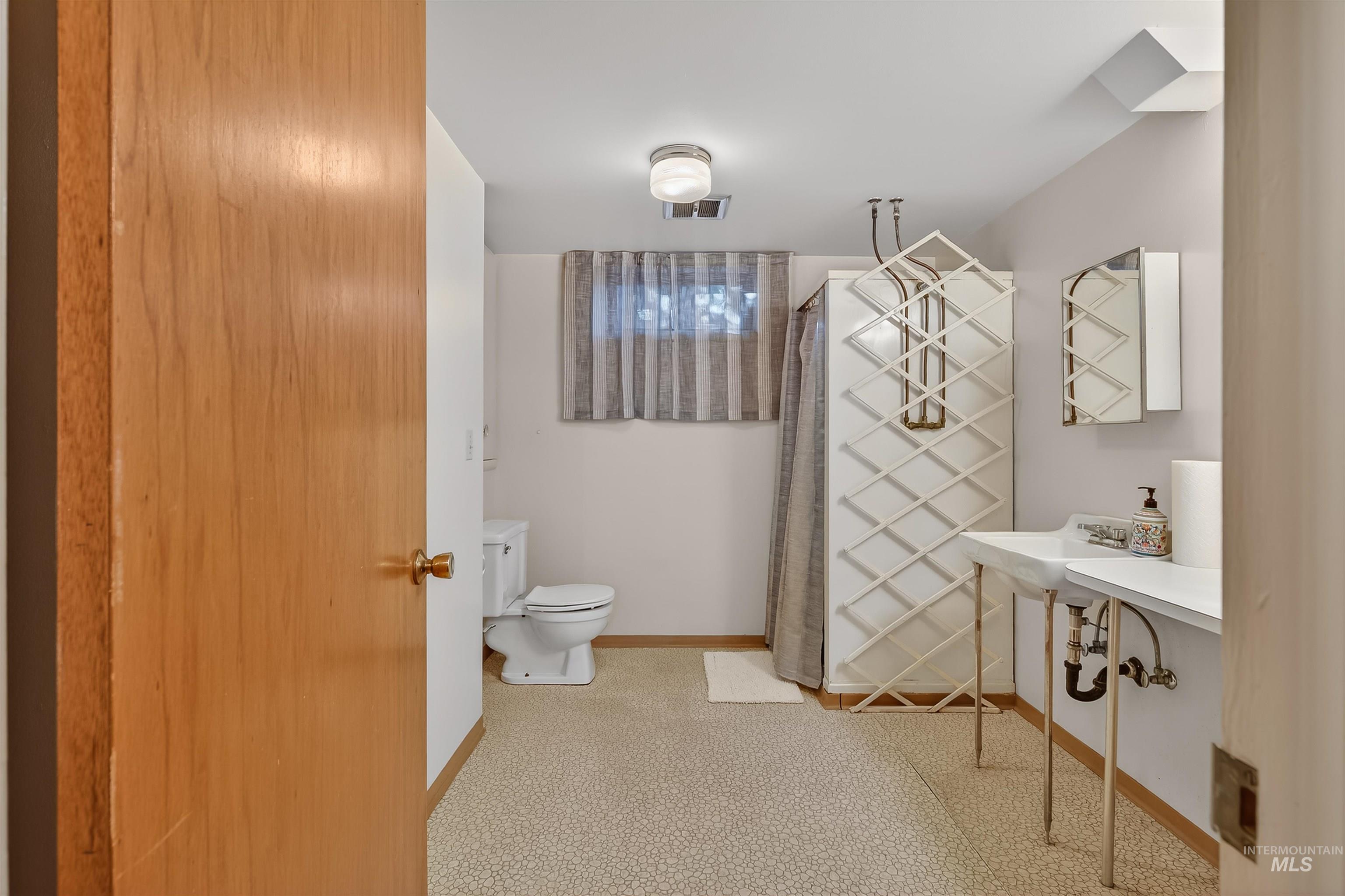 712 Bryden Ave., Lewiston, Idaho 83501, 4 Bedrooms, 2 Bathrooms, Residential For Sale, Price $497,000,MLS 98980004