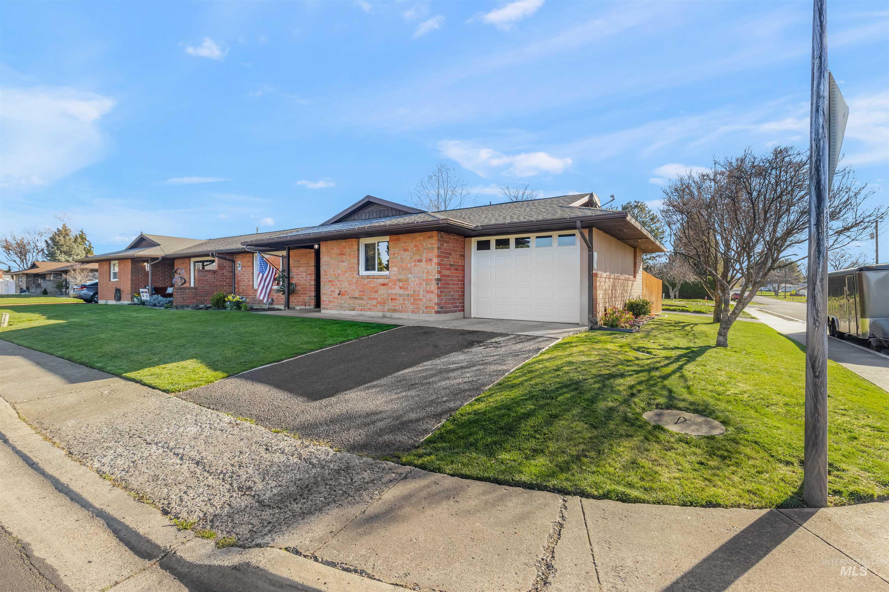 3439 7th Street D, Lewiston, Idaho 83501, 2 Bedrooms, 1.5 Bathrooms, Residential For Sale, Price $315,000,MLS 98980007