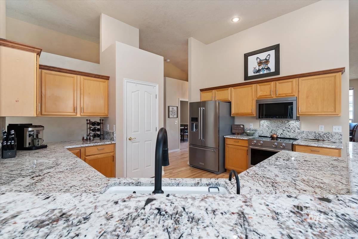 2495 E Ashbrook Ct, Eagle, Idaho 83616, 3 Bedrooms, 2 Bathrooms, Residential For Sale, Price $599,900,MLS 98980020