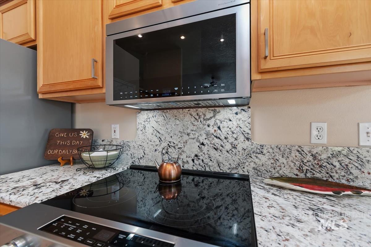 2495 E Ashbrook Ct, Eagle, Idaho 83616, 3 Bedrooms, 2 Bathrooms, Residential For Sale, Price $599,900,MLS 98980020