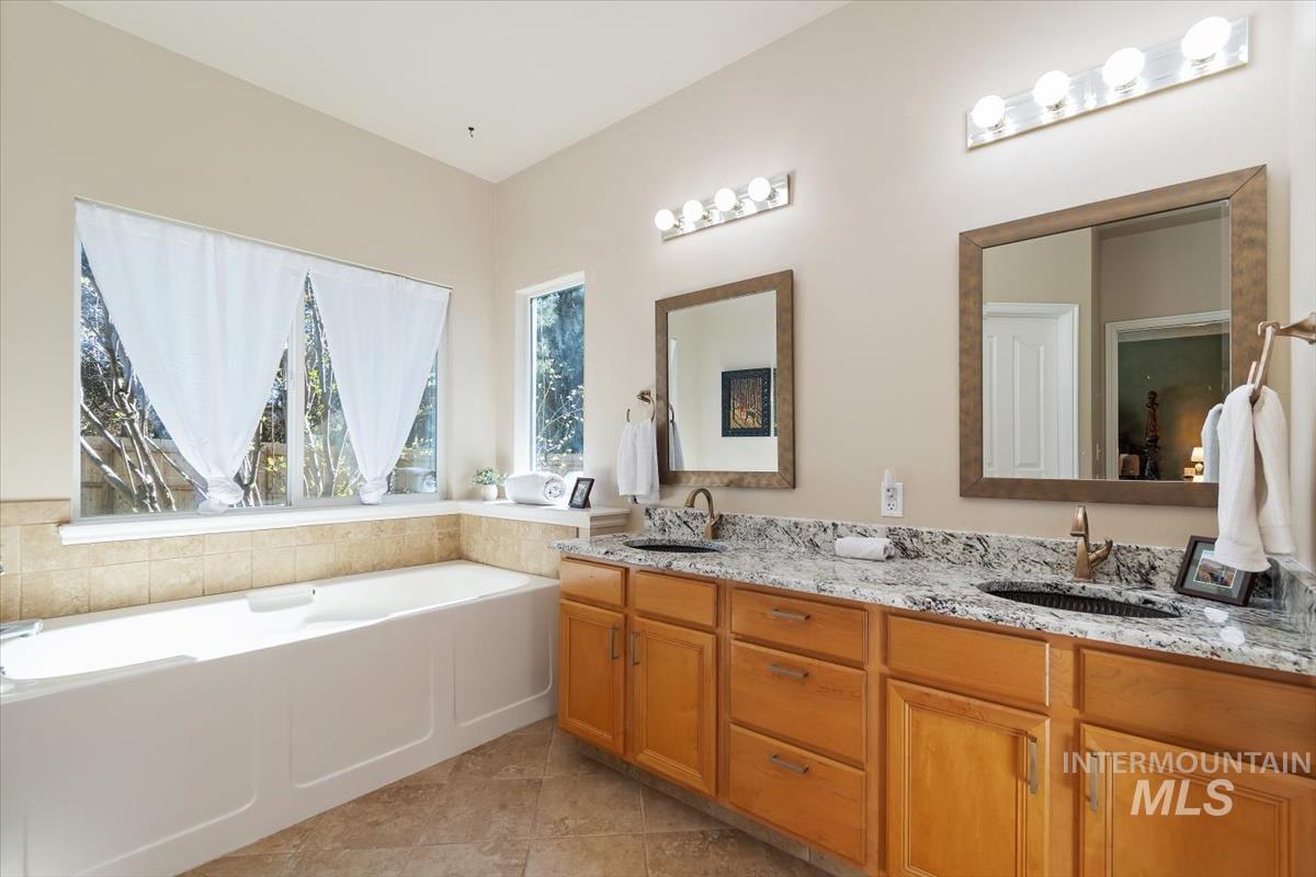 2495 E Ashbrook Ct, Eagle, Idaho 83616, 3 Bedrooms, 2 Bathrooms, Residential For Sale, Price $599,900,MLS 98980020