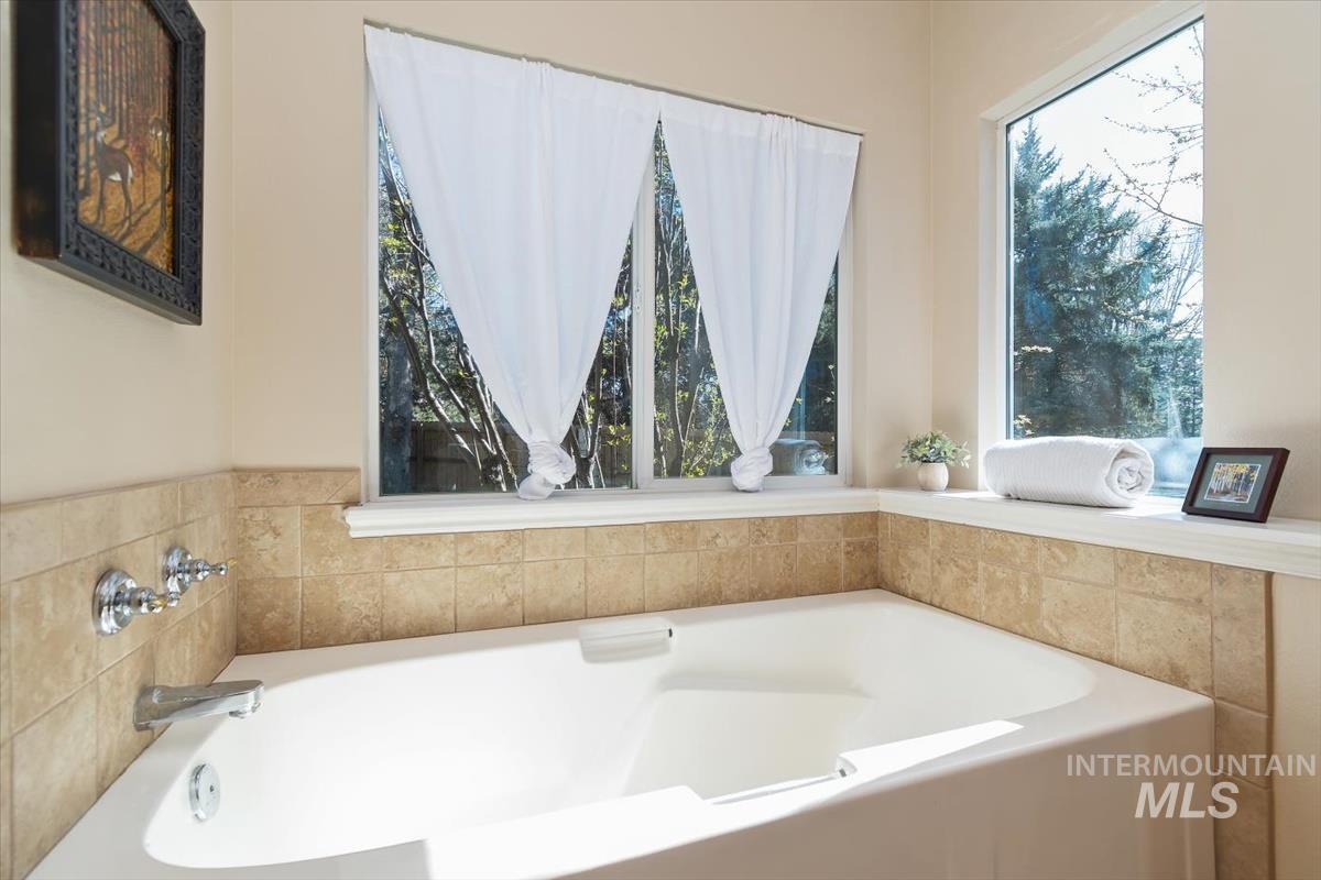 2495 E Ashbrook Ct, Eagle, Idaho 83616, 3 Bedrooms, 2 Bathrooms, Residential For Sale, Price $599,900,MLS 98980020