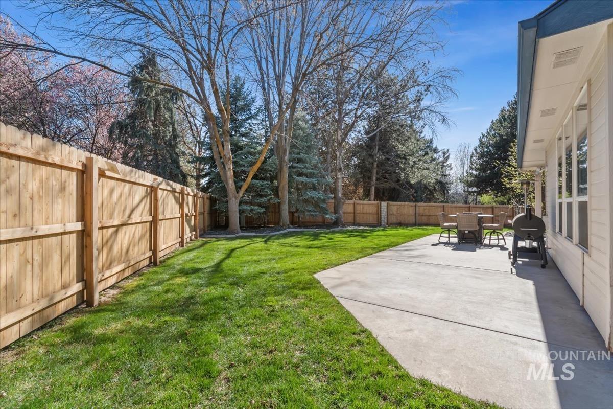 2495 E Ashbrook Ct, Eagle, Idaho 83616, 3 Bedrooms, 2 Bathrooms, Residential For Sale, Price $599,900,MLS 98980020