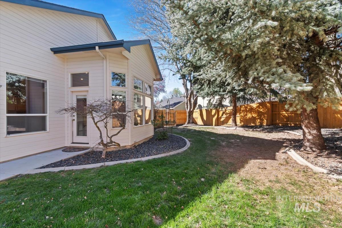 2495 E Ashbrook Ct, Eagle, Idaho 83616, 3 Bedrooms, 2 Bathrooms, Residential For Sale, Price $599,900,MLS 98980020