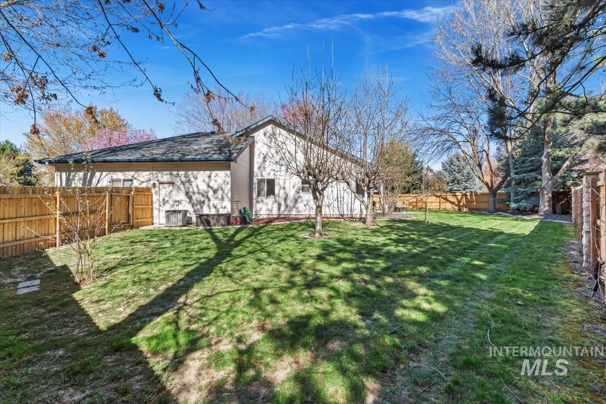 2495 E Ashbrook Ct, Eagle, Idaho 83616, 3 Bedrooms, 2 Bathrooms, Residential For Sale, Price $599,900,MLS 98980020