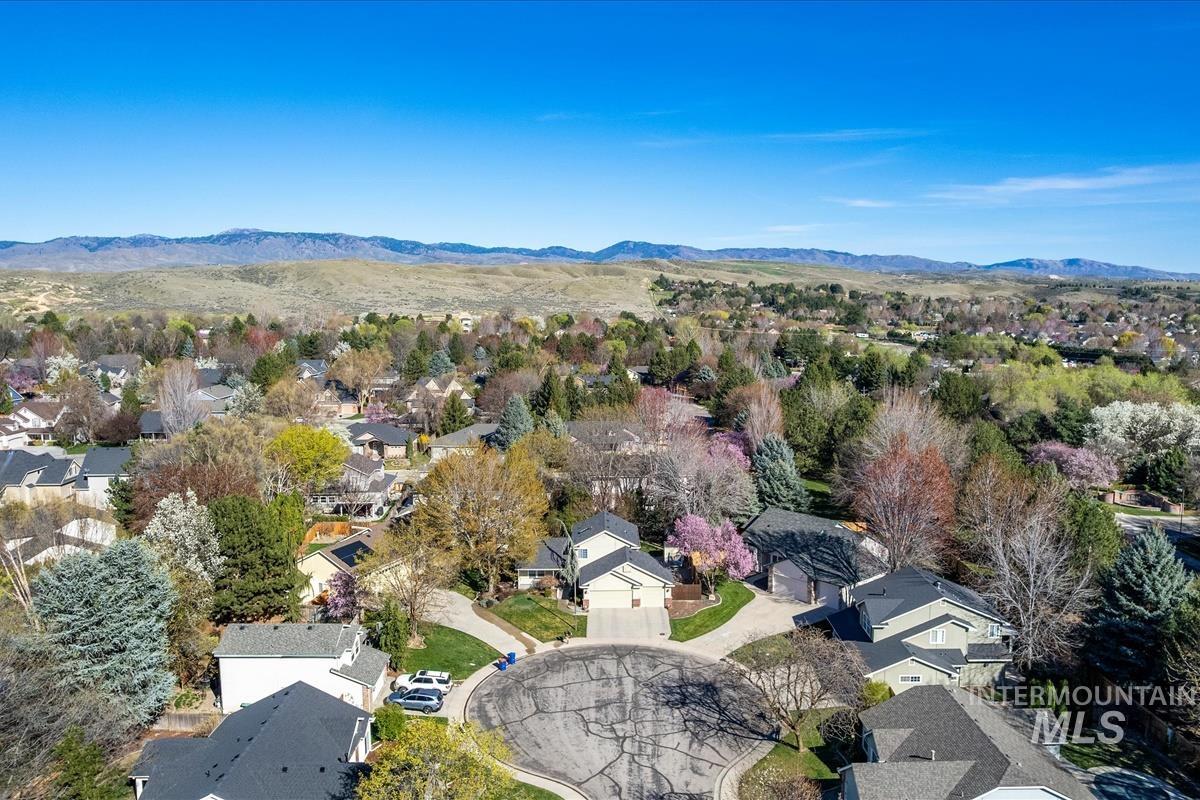 2495 E Ashbrook Ct, Eagle, Idaho 83616, 3 Bedrooms, 2 Bathrooms, Residential For Sale, Price $599,900,MLS 98980020