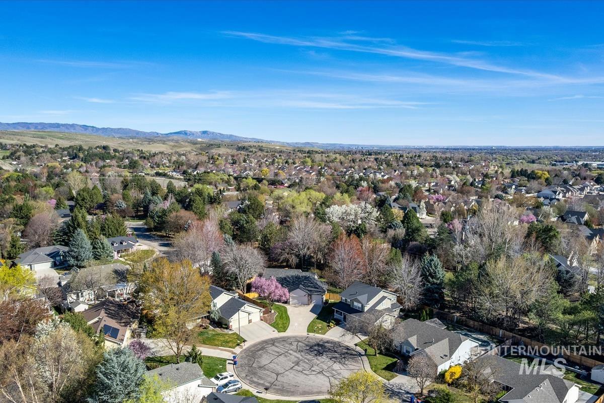 2495 E Ashbrook Ct, Eagle, Idaho 83616, 3 Bedrooms, 2 Bathrooms, Residential For Sale, Price $599,900,MLS 98980020