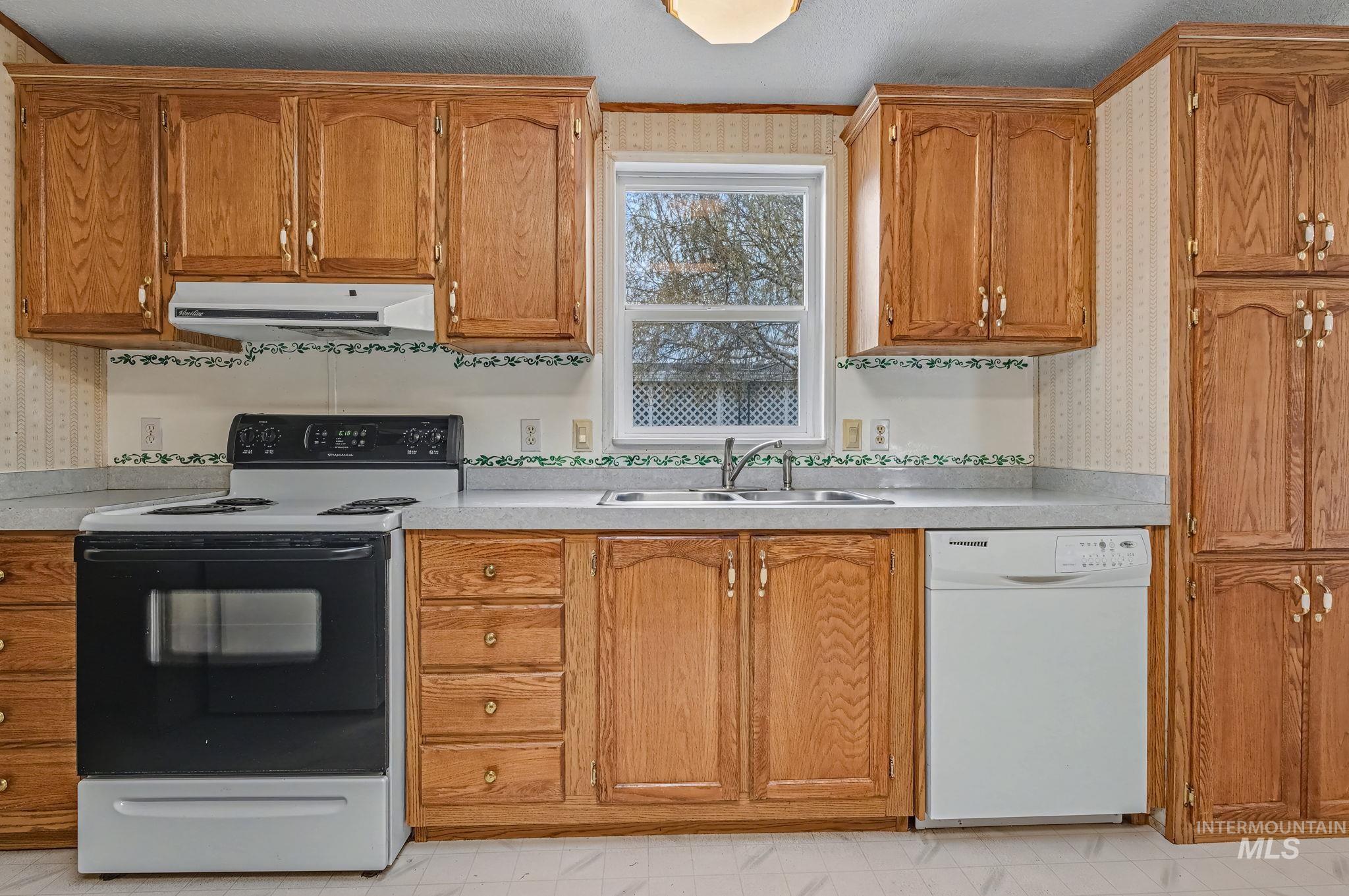 2809 Golden Rod Lane, Caldwell, Idaho 83605, 3 Bedrooms, 2 Bathrooms, Residential For Sale, Price $285,000,MLS 98980048