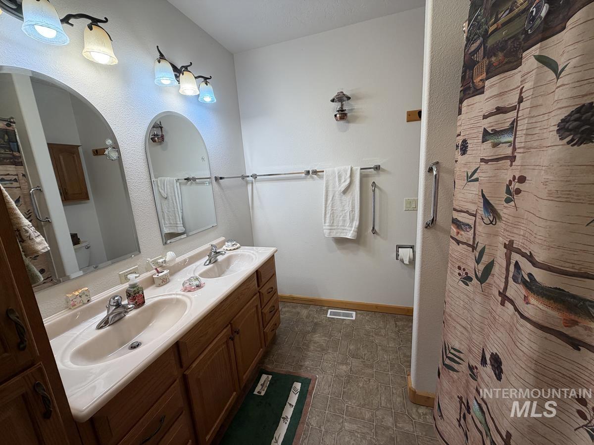 7 Carey Way, Cascade, Idaho 83611, 2 Bedrooms, 2 Bathrooms, Residential For Sale, Price $764,900, 98980085