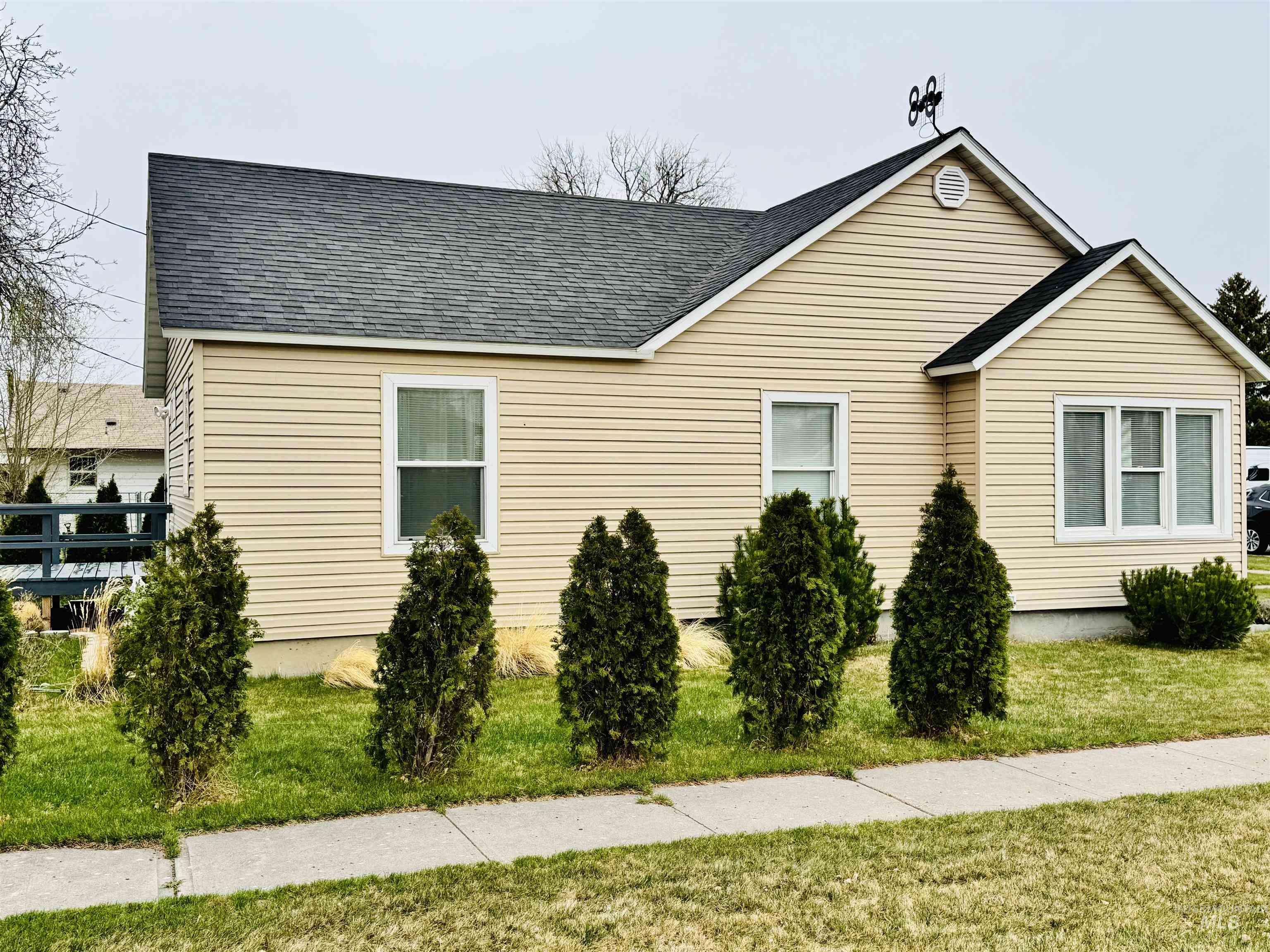 1001 E St, Rupert, Idaho 83350-0000, 2 Bedrooms, 1 Bathroom, Residential For Sale, Price $229,900,MLS 98980109