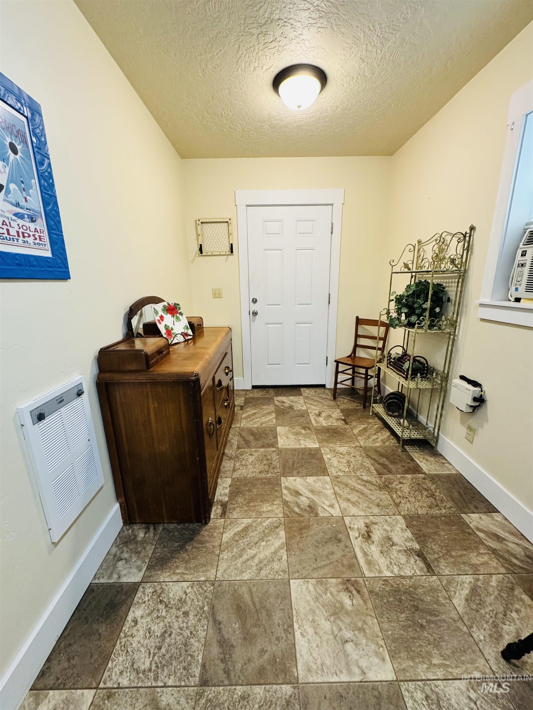 1001 E St, Rupert, Idaho 83350-0000, 2 Bedrooms, 1 Bathroom, Residential For Sale, Price $229,900,MLS 98980109