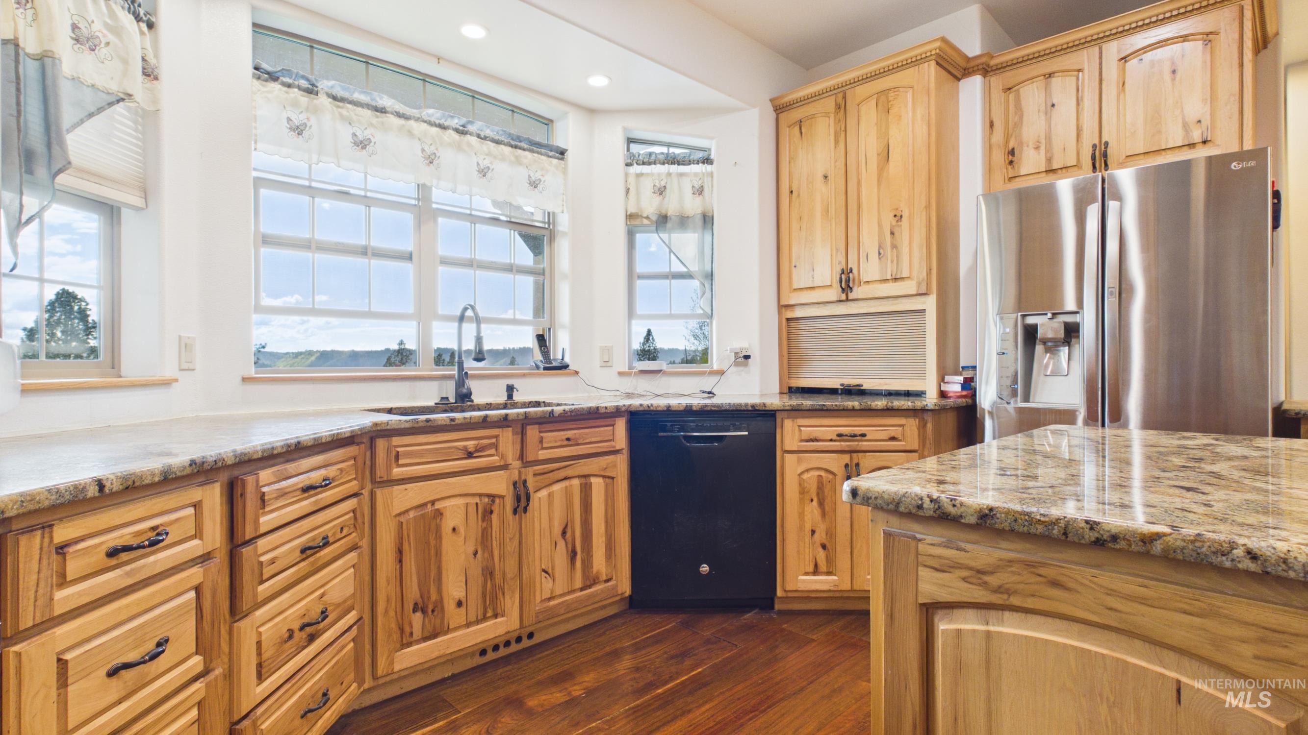 5371 Upper Fords Creek, Orofino, Idaho 83544, 2 Bedrooms, 3.5 Bathrooms, Residential For Sale, Price $1,500,000, 98980115
