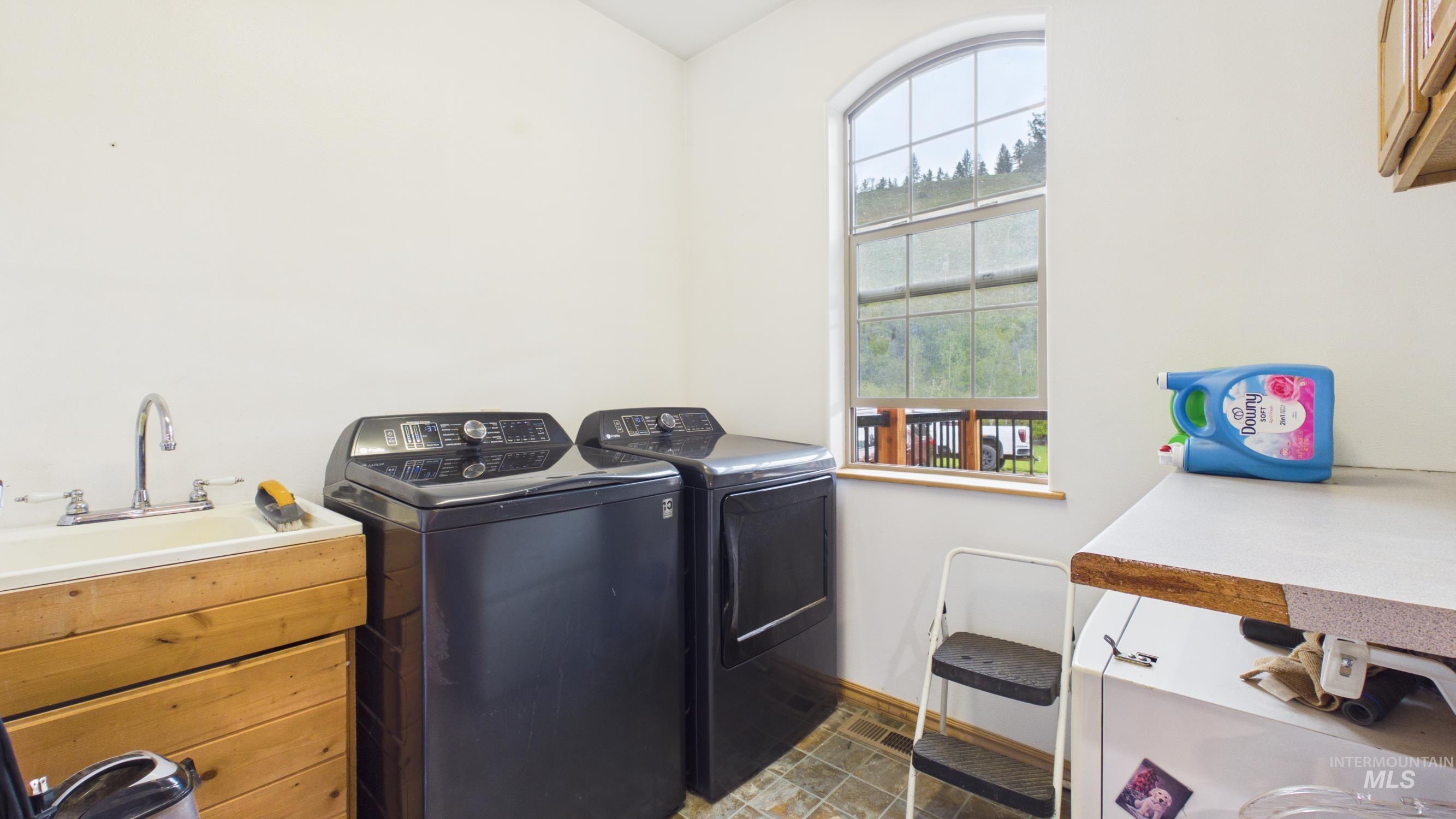 5371 Upper Fords Creek, Orofino, Idaho 83544, 2 Bedrooms, 3.5 Bathrooms, Residential For Sale, Price $1,500,000, 98980115