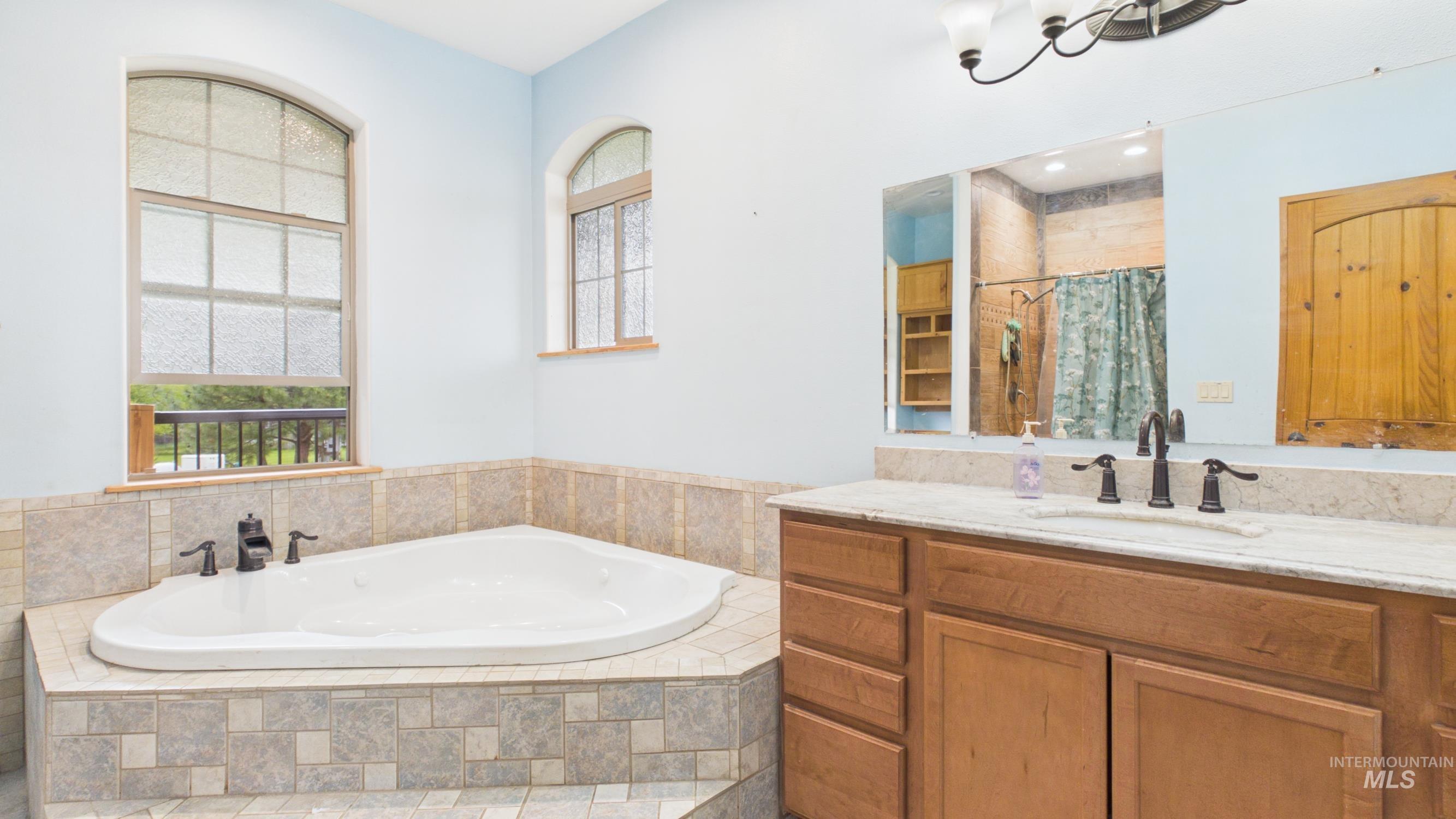5371 Upper Fords Creek, Orofino, Idaho 83544, 2 Bedrooms, 3.5 Bathrooms, Residential For Sale, Price $1,500,000, 98980115