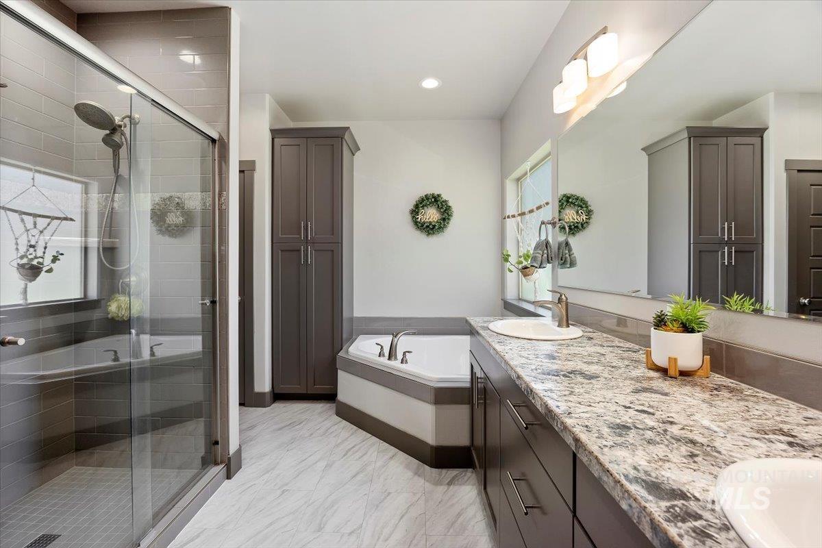 225 Slate Springs Ct, Kimberly, Idaho 83341-2301, 3 Bedrooms, 2 Bathrooms, Residential For Sale, Price $434,900,MLS 98980130