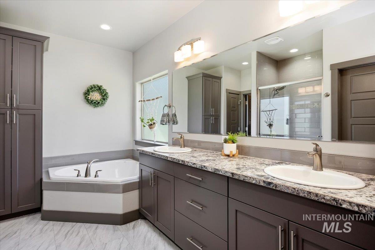 225 Slate Springs Ct, Kimberly, Idaho 83341-2301, 3 Bedrooms, 2 Bathrooms, Residential For Sale, Price $434,900,MLS 98980130