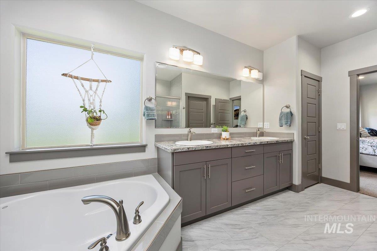 225 Slate Springs Ct, Kimberly, Idaho 83341-2301, 3 Bedrooms, 2 Bathrooms, Residential For Sale, Price $434,900,MLS 98980130