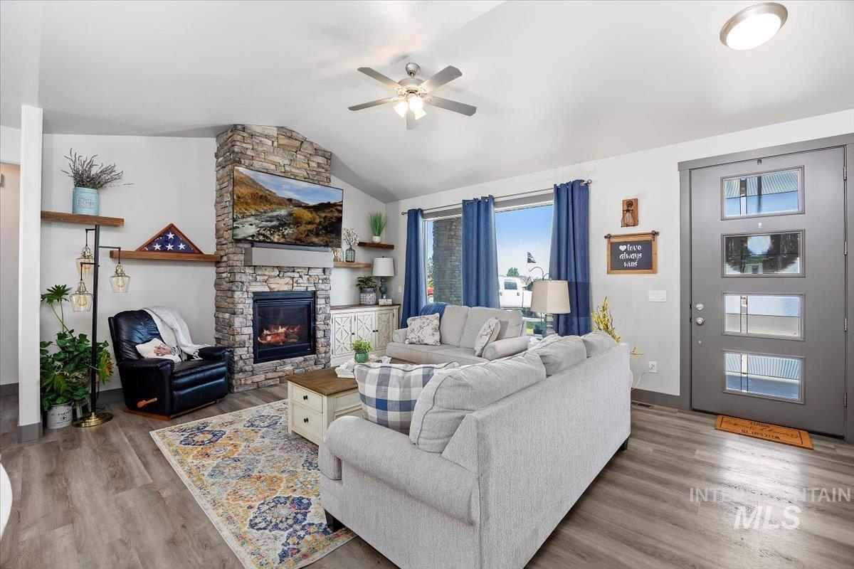 225 Slate Springs Ct, Kimberly, Idaho 83341-2301, 3 Bedrooms, 2 Bathrooms, Residential For Sale, Price $434,900,MLS 98980130