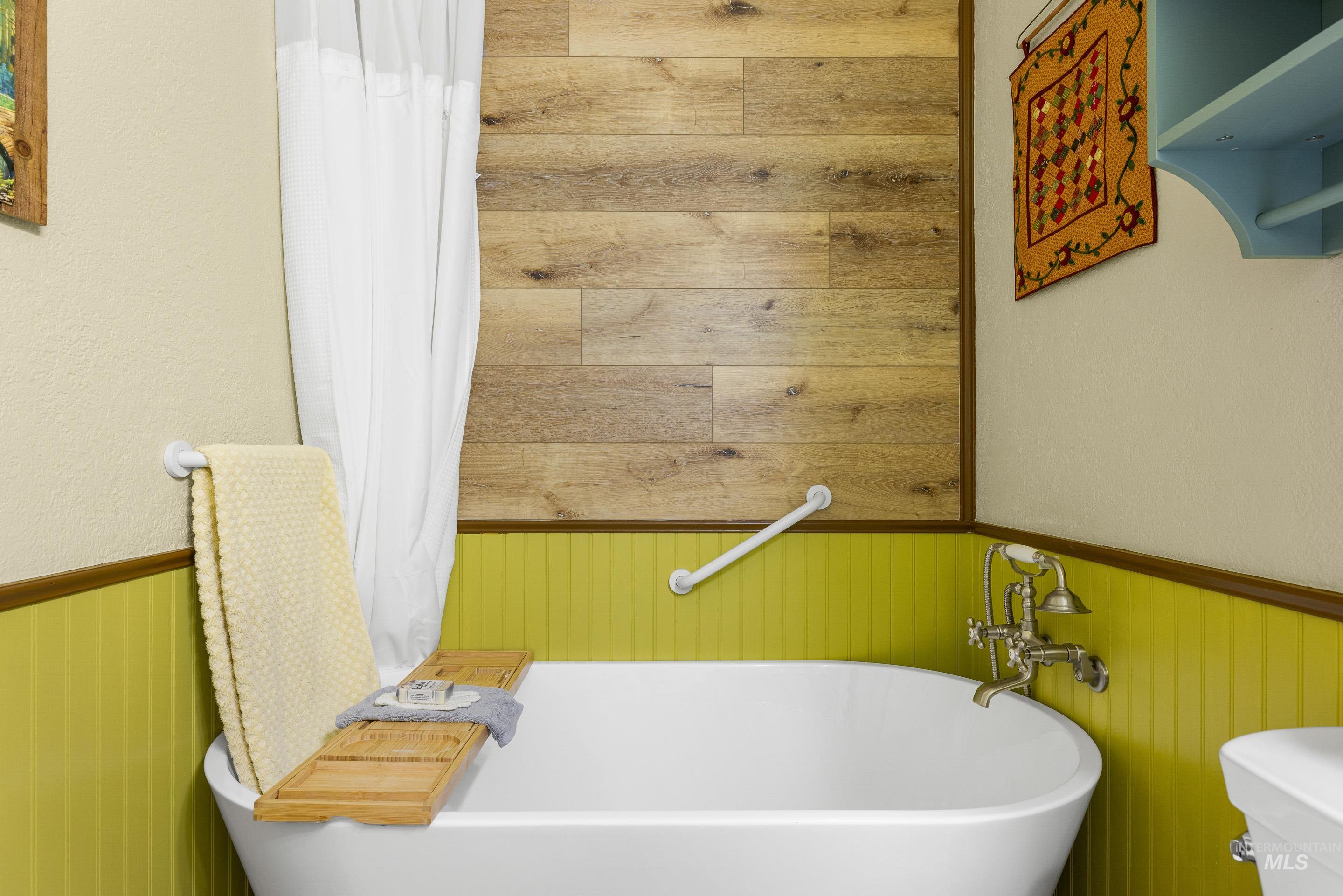 4883 S Rawhide Drive, Boise, Idaho 83709, 3 Bedrooms, 2 Bathrooms, Residential For Sale, Price $390,000,MLS 98980139