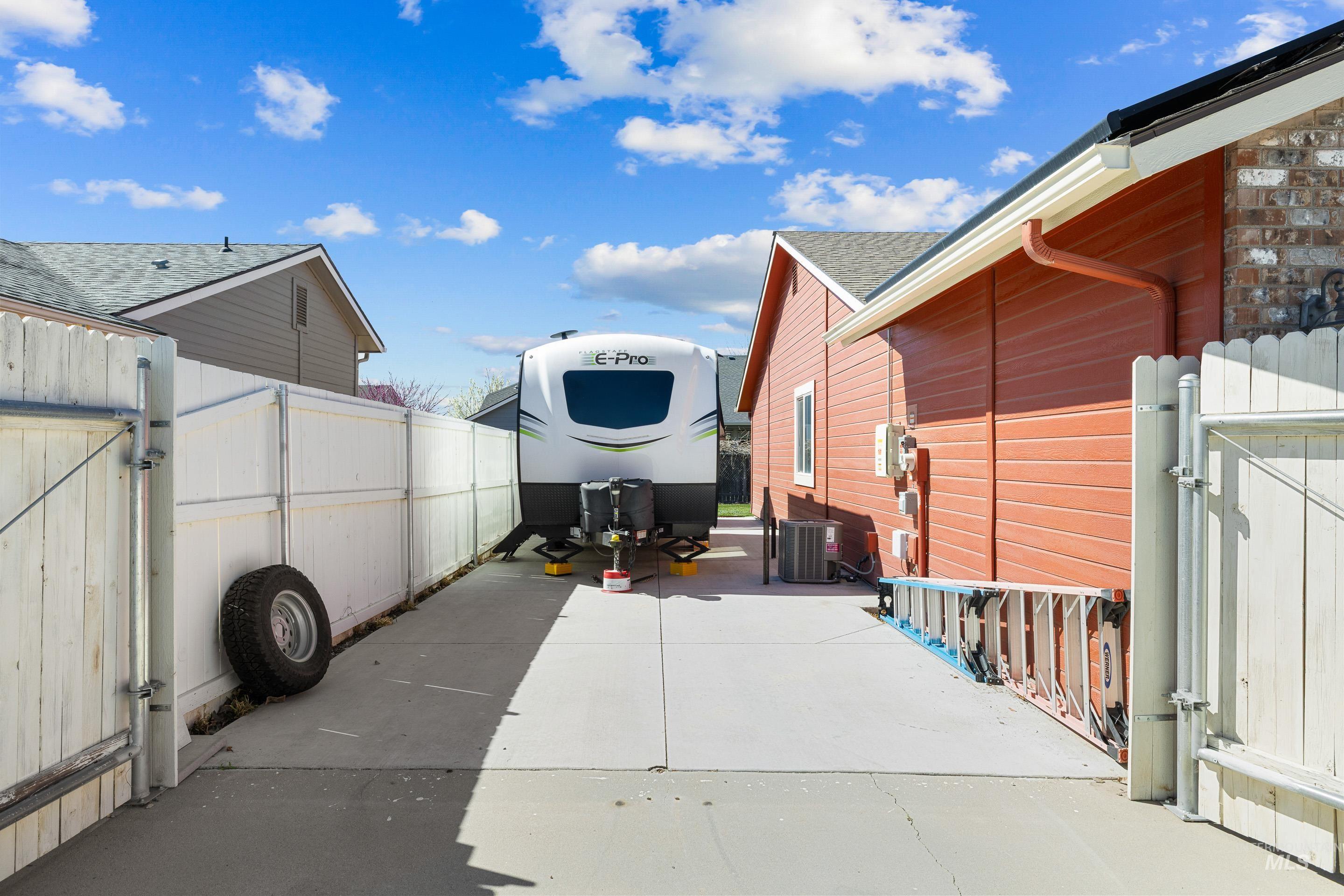 4883 S Rawhide Drive, Boise, Idaho 83709, 3 Bedrooms, 2 Bathrooms, Residential For Sale, Price $390,000,MLS 98980139