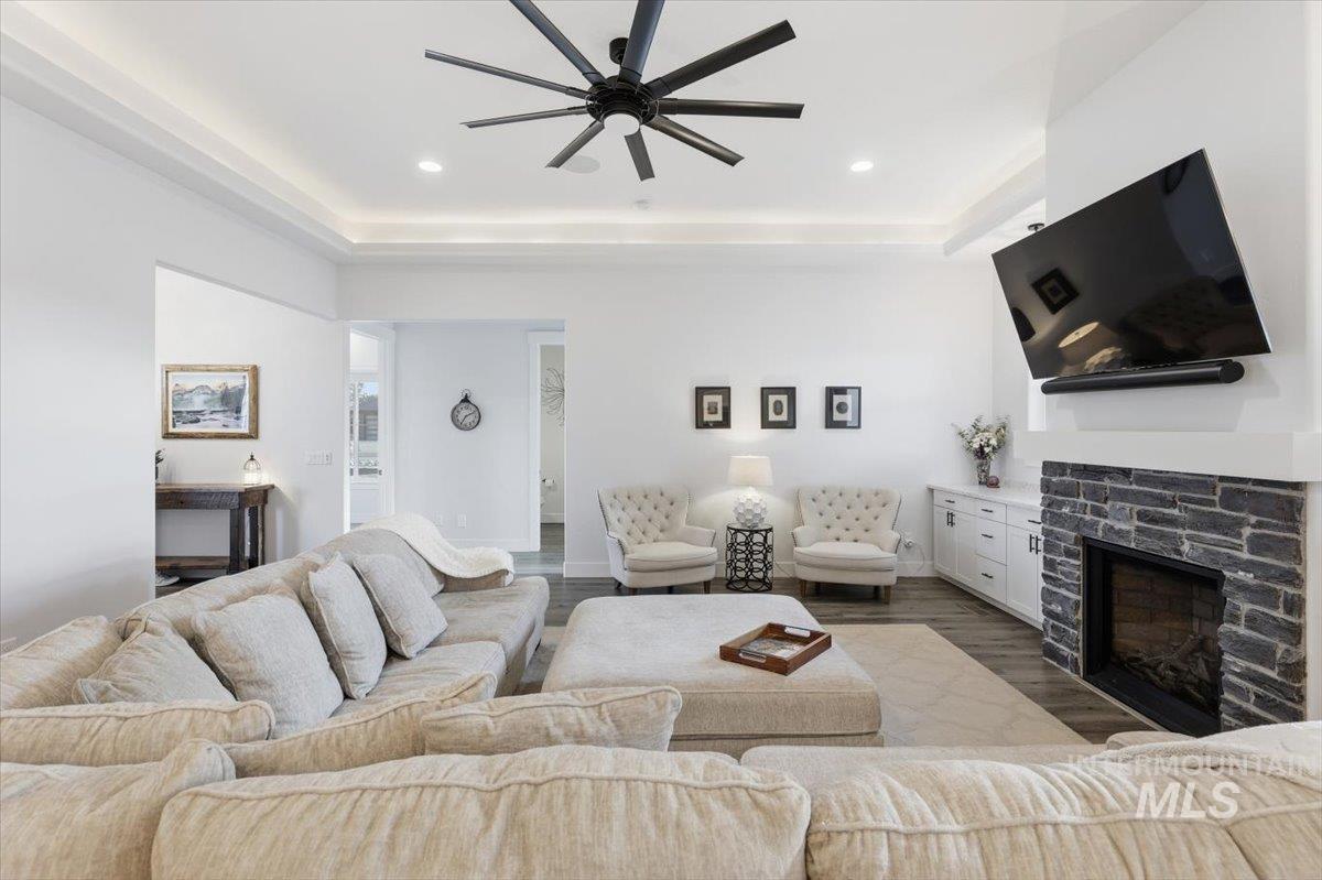 24785 Sienna Glenn St., Middleton, Idaho 83644, 3 Bedrooms, 2.5 Bathrooms, Residential For Sale, Price $879,900,MLS 98980150