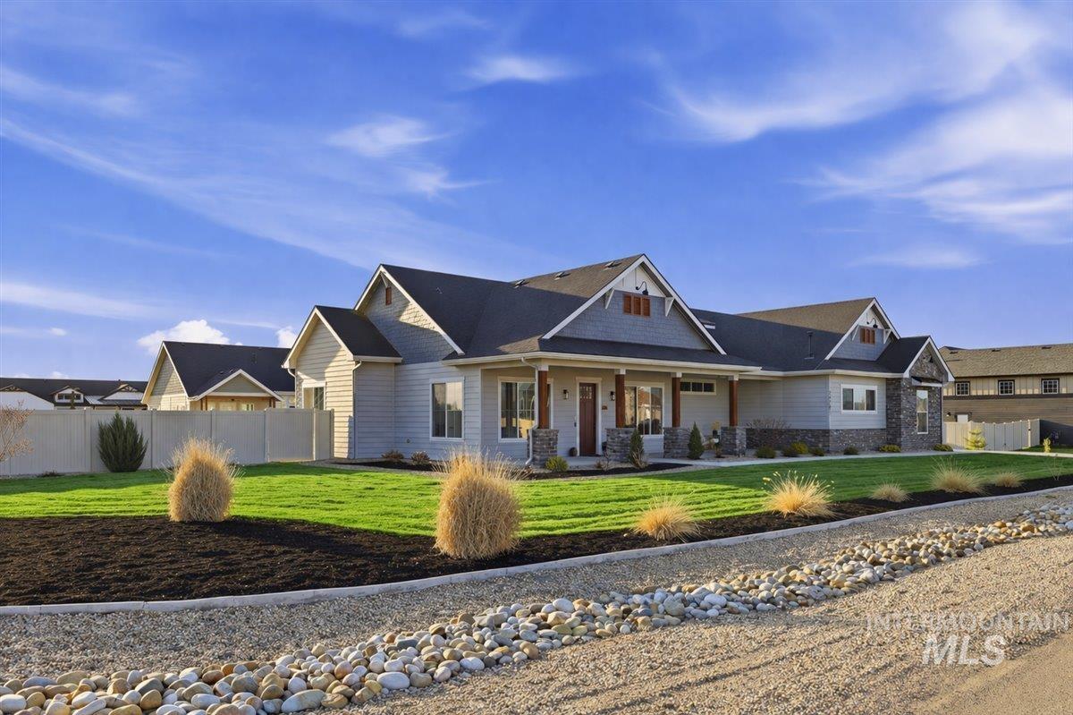 24785 Sienna Glenn St., Middleton, Idaho 83644, 3 Bedrooms, 2.5 Bathrooms, Residential For Sale, Price $879,900,MLS 98980150