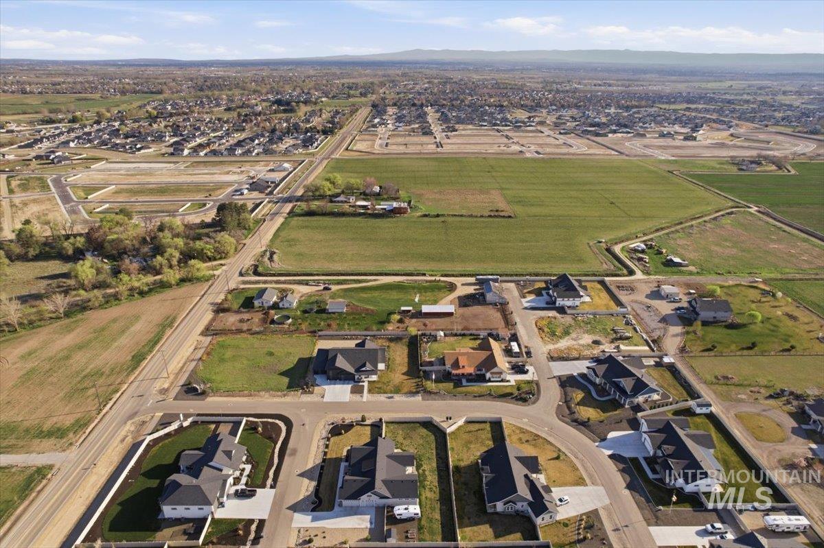 24785 Sienna Glenn St., Middleton, Idaho 83644, 3 Bedrooms, 2.5 Bathrooms, Residential For Sale, Price $879,900,MLS 98980150