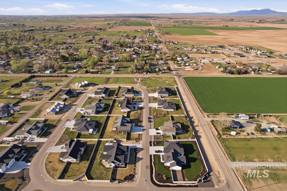 24785 Sienna Glenn St., Middleton, Idaho 83644, 3 Bedrooms, 2.5 Bathrooms, Residential For Sale, Price $879,900,MLS 98980150