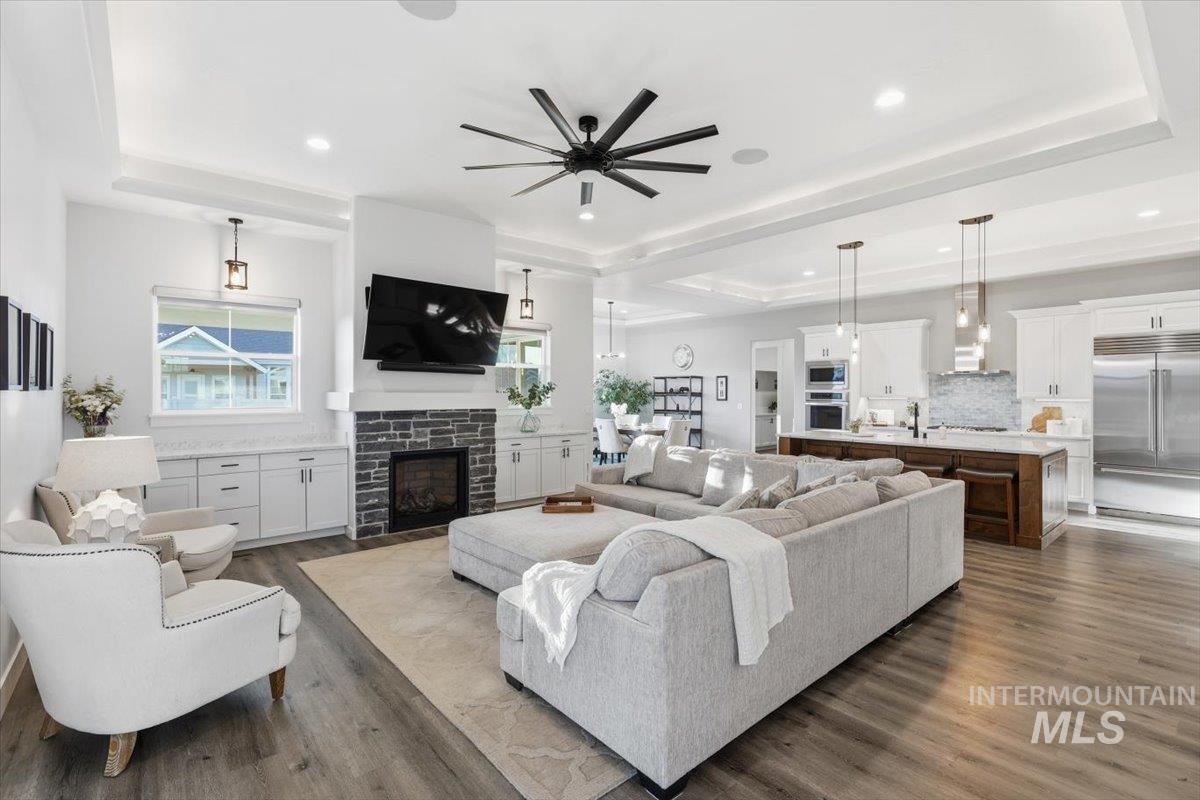 24785 Sienna Glenn St., Middleton, Idaho 83644, 3 Bedrooms, 2.5 Bathrooms, Residential For Sale, Price $879,900,MLS 98980150