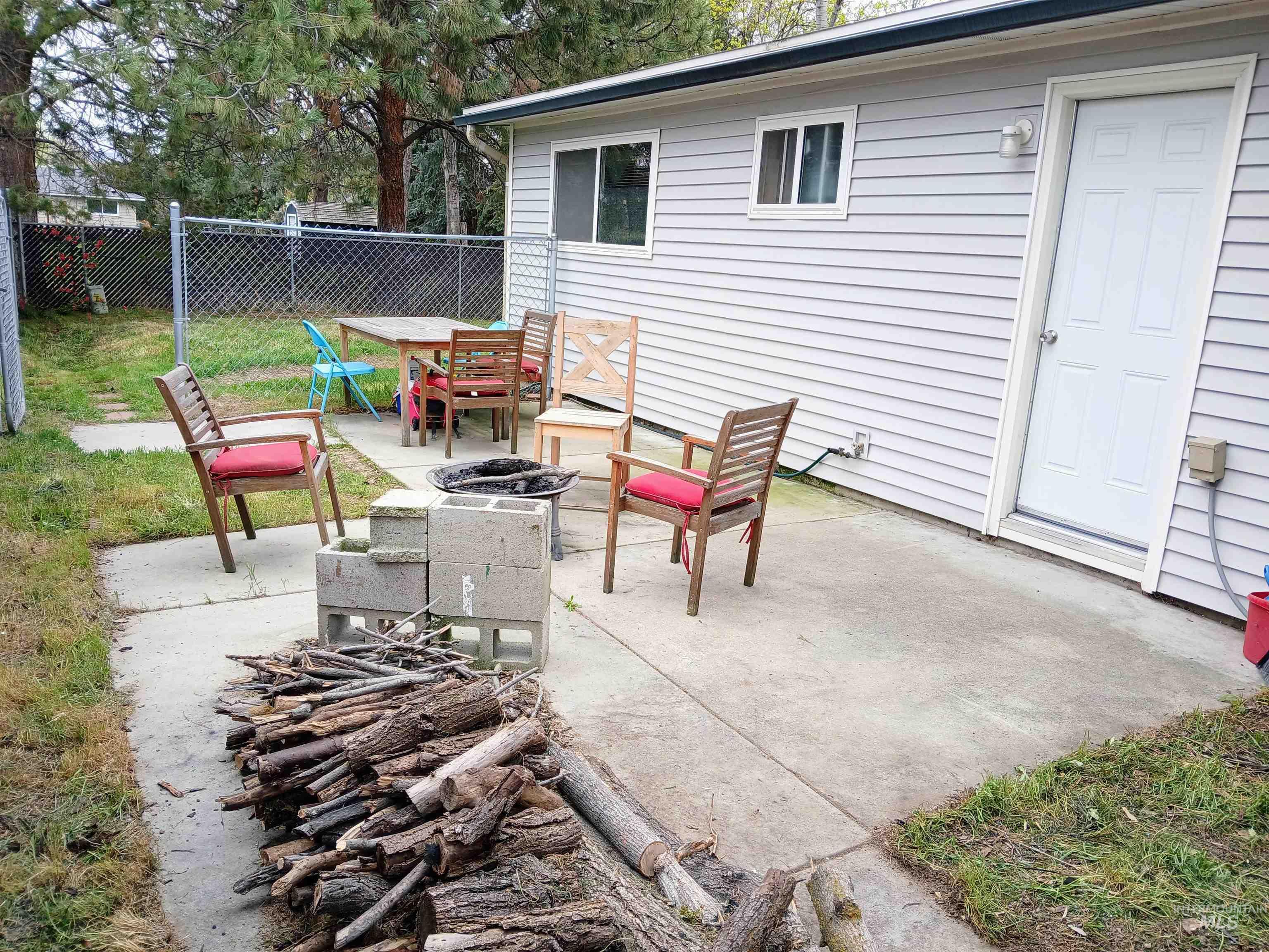 2224 S Rachel Circle, Boise, Idaho 83706-4608, 4 Bedrooms, 2 Bathrooms, Residential For Sale, Price $330,000,MLS 98980152