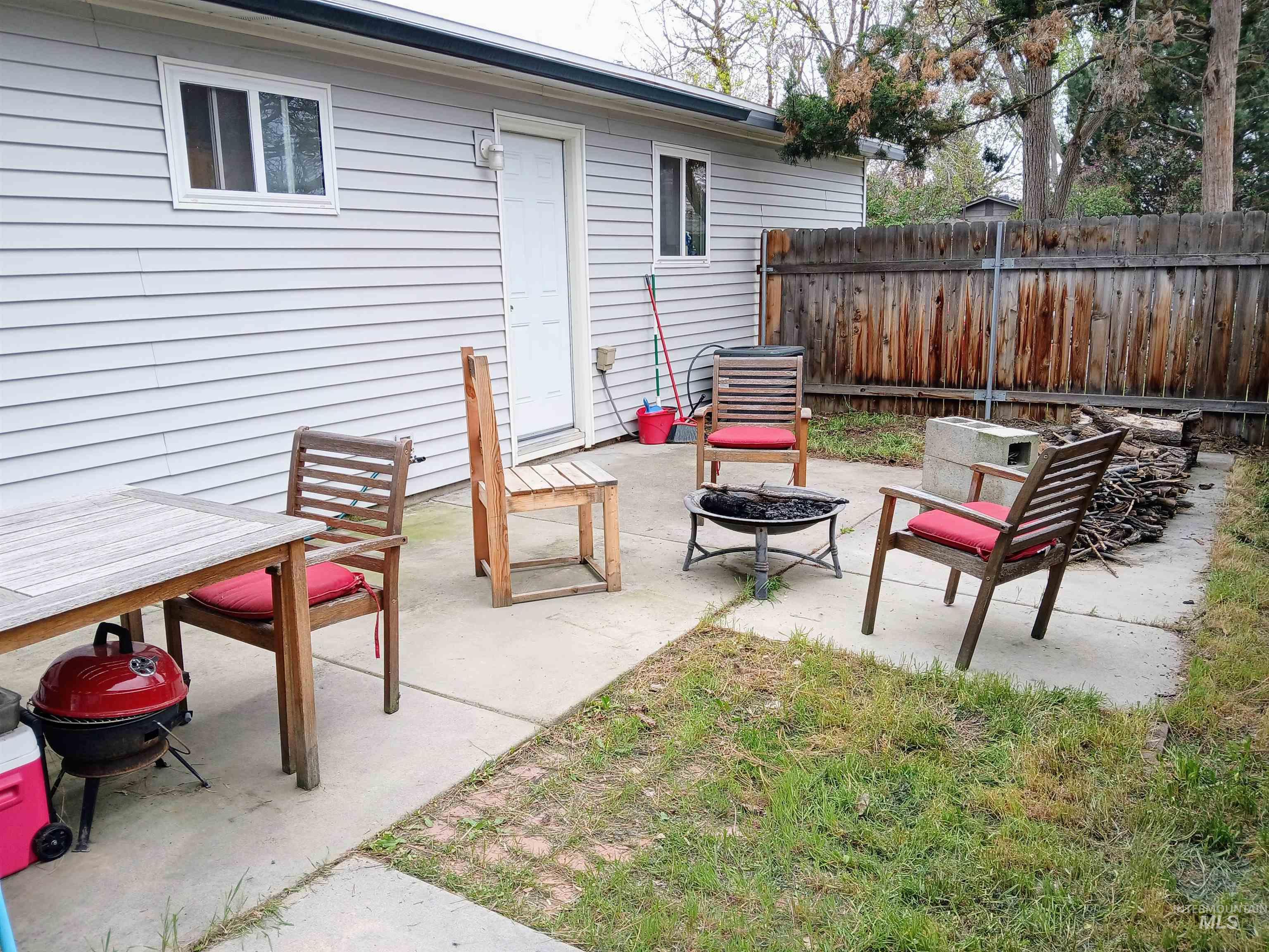 2224 S Rachel Circle, Boise, Idaho 83706-4608, 4 Bedrooms, 2 Bathrooms, Residential For Sale, Price $330,000,MLS 98980152