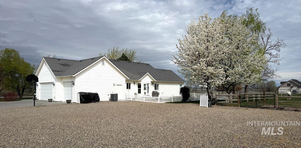 2675 Kings Way Drive, Homedale, Idaho 83628, 5 Bedrooms, 3 Bathrooms, Residential For Sale, Price $989,000,MLS 98980157