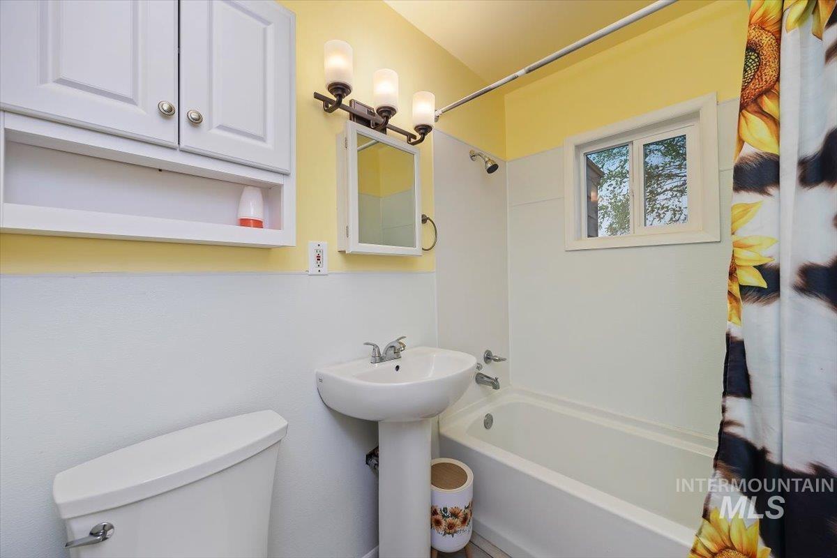 429 Wakefield St., Twin Falls, Idaho 83301, 2 Bedrooms, 1 Bathroom, Residential For Sale, Price $209,900,MLS 98980169