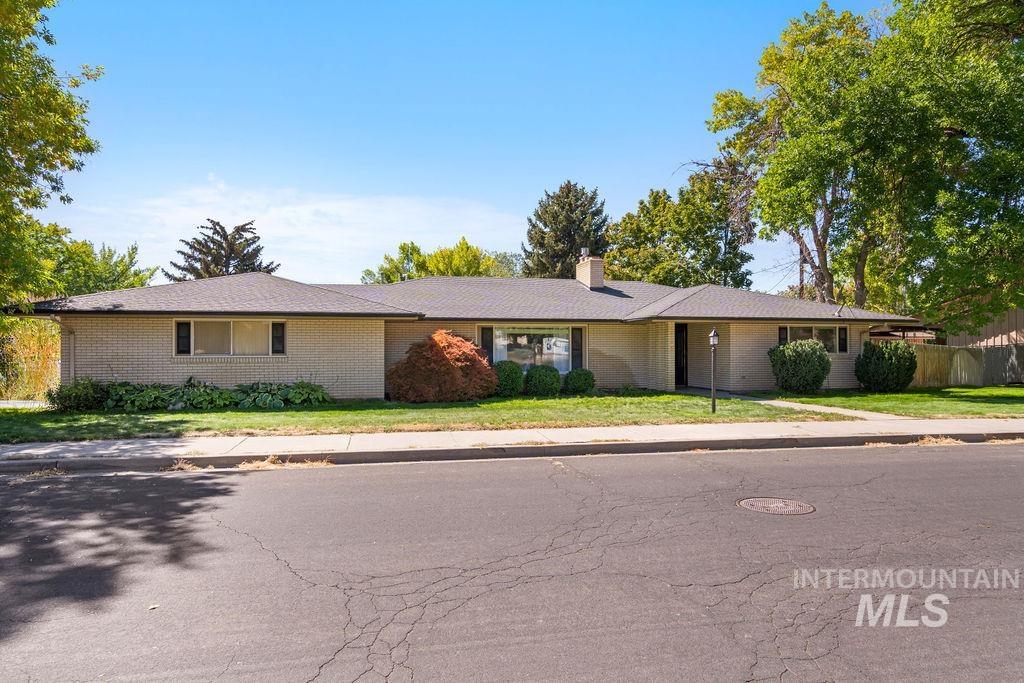 2138 Hillcrest Drive, Twin Falls, Idaho 83301, 2 Bedrooms, 2 Bathrooms, Residential For Sale, Price $419,000,MLS 98980170
